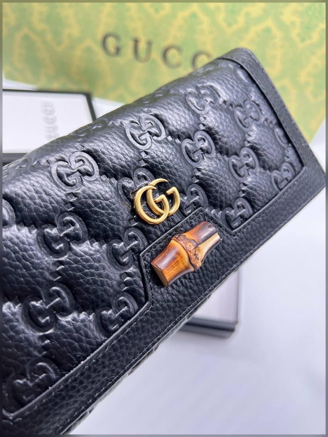 GUCCI LONG WALLET / GUCCI WALLET กระเป๋าสตางค์ใบยาว งานหนังแท้ ผสมผสานความสง่างามและคลาสสิกที่เข้ากับยุคสมัย ด้านหน้าโดดเด่นด้วยซิกเนเจอร์แบรนด์ เป็นอีกหนึ่งรุ่นที่ดาราเชเลปใช้กันเยอะมาก พร้อมส่งที่ไทย ภาพสินค้าถ่ายจากงานขายจริง ใช้งานต่างประเทศได้ค่ะ