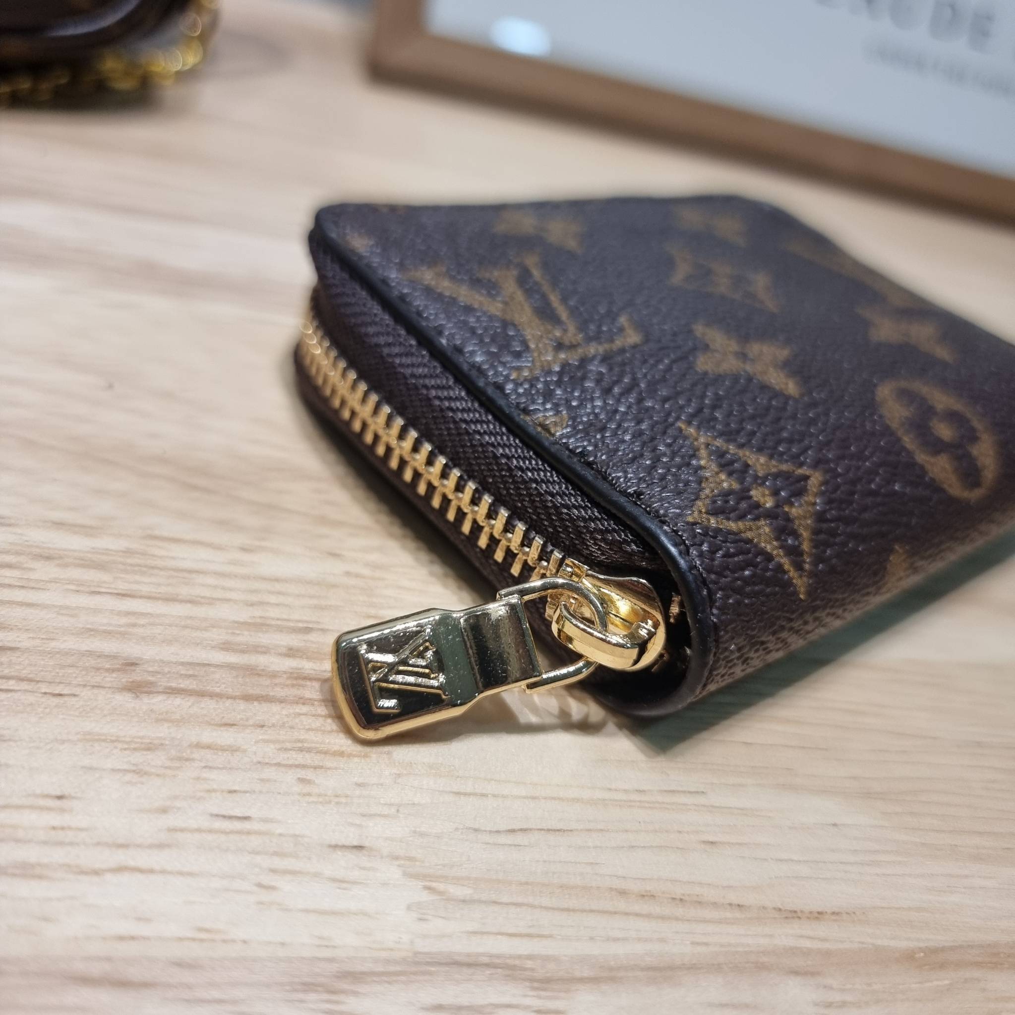 Set 4 ชิ้น LV Multi Pochette Bag New in!! กับ box set ชวนสะสม ที่จับเอารุ่นยอดฮิต มามิกซ์รวมกับไอเท็มสุดคุ้มของมันต้องมี!! จัดเรียงให้อยู่ในกล่องสุดหรู ไม่ว่าจะตัวกระเป๋า กระเป๋าสตางค์ กระเป๋าจิ๋ว ใบไหนๆก็นำมาใช้งานได้จริง คุ้มค่ามากๆ แถมฟรี! ริบบิ้นลายลิ