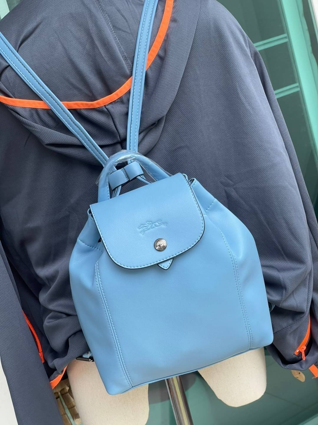 Longchamp Le Pliage Cuir Xs Leather Backpack แบรนด์ติดเทรนด์ตลอดไม่เคยเปลี่ยนกับ ทรง Le Pliage Cuir หนึ่งในตระกูลกระเป๋าสุดไอคอนิกจากแบรนด์ เมื่อรุ่น Le Pliage Cuir ในรูปแบบของหนังแกะ Metis ได้ถือกำเนิดขึ้นในปี 2012 เป้ที่มีการจัดการปรับดีไซน์ให้มีขนาดกำล