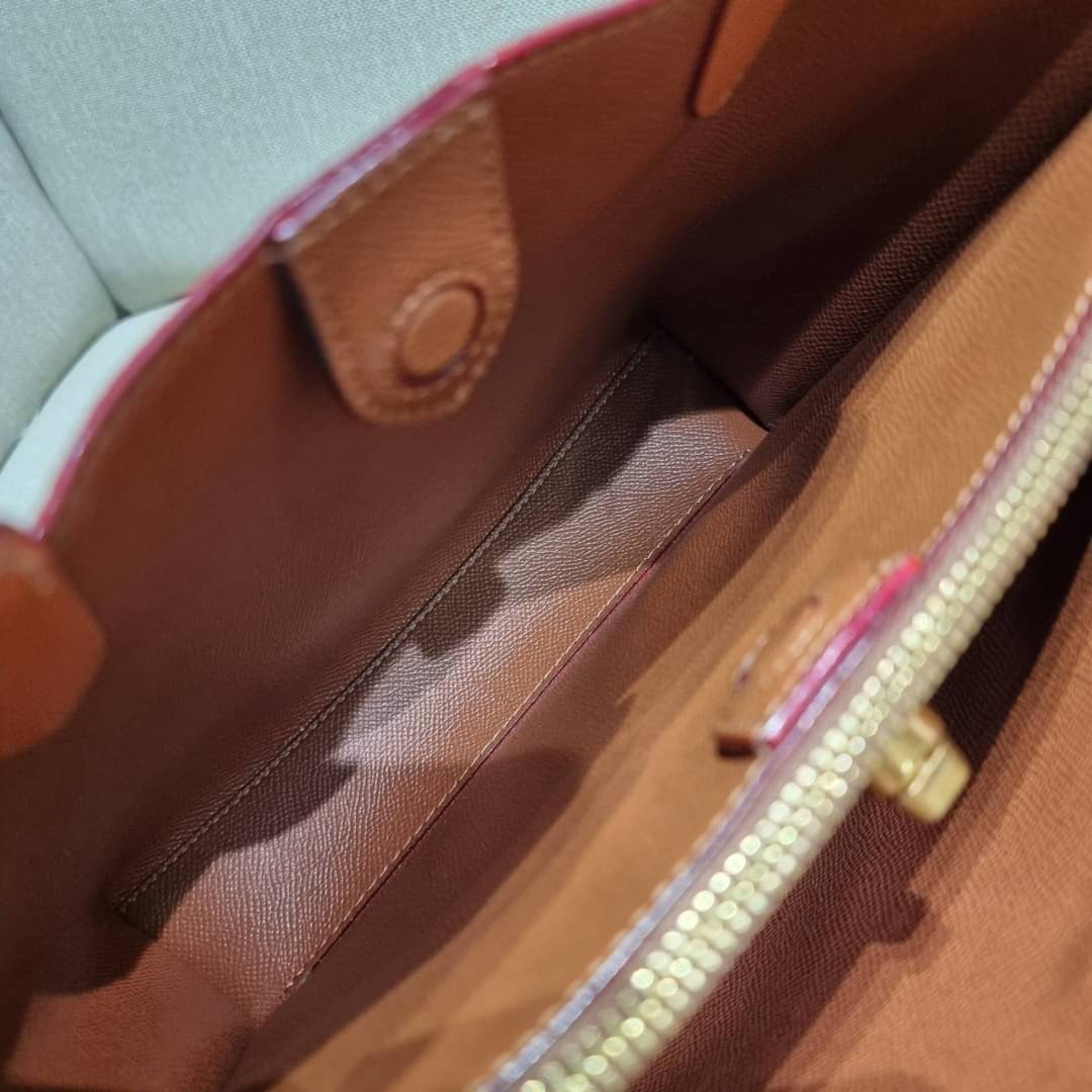 COACH CA102 WILLOW TOTE 24 IN RAINBOW SIGNATURE CANVAS ไปให้สุดกับความเลิศของลวดลายสายรุ้ง ที่แต่งแต้มลงบนกระเป๋าทรงโท้ท ไซส์กำลังสวย พกพาได้สะดวก มีตัวบิดล็อคที่ปากกระเป๋าด้านหนึ่ง และกระดุมแม่เหล็กอีกด้านหนึ่ง ภายในโล่งกว้าง เก็บของได้เป็นสัดส่วนไปเลย ม