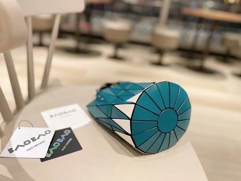 BAOBAO ISSEY MIYAKE BUCKET BAG / BAOBAO BASKET / ZIG-ZAG PATTERN TRIANGLE BASKET HANDBAG ภาพสินค้าถ่ายจากงานขายจริง ใช้งานต่างประเทศได้ค่ะ