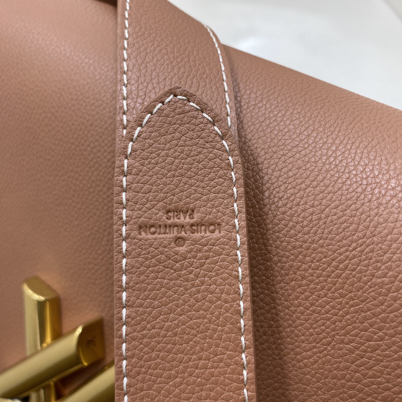 TOP ORI หนังแท้ | เกรดดีสุด LV Soft Twist Handbag กระเป๋าถือสุดไอคอนิก ถือเป็นกระเป๋าคู่ใจที่สมบูรณ์แบบสำหรับทุกวัน