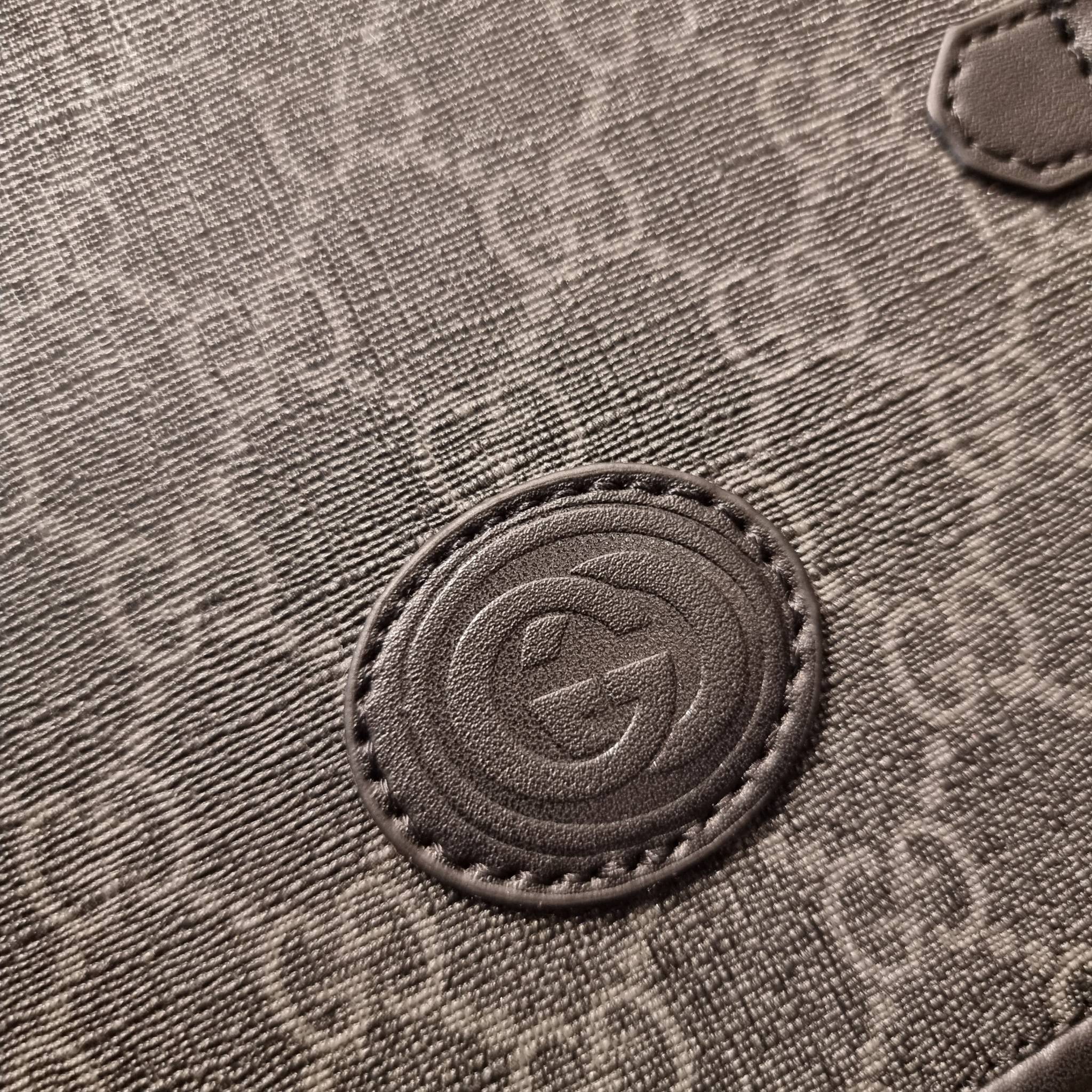 Gucci GG Supreme messenger bag GC MESSENGER VINTAGE BAG กระเป๋าสะพายข้างทรงแมสเซนเจอร์ ย้อนยุค ลุคผู้ดีแบบลูกคุณ ดีไซน์ unisex ใช้ได้ทั้งชายและหญิง พรีเมี่ยมกิ๊ฟวีไอพี วัสดุหนังแคนวาส ใช้งานง่ายด้วยฝาเปิดกระดุมแม่เหล็ก ด้านหลังมีช่องเก็บของจุกจิกได้ ภายใน