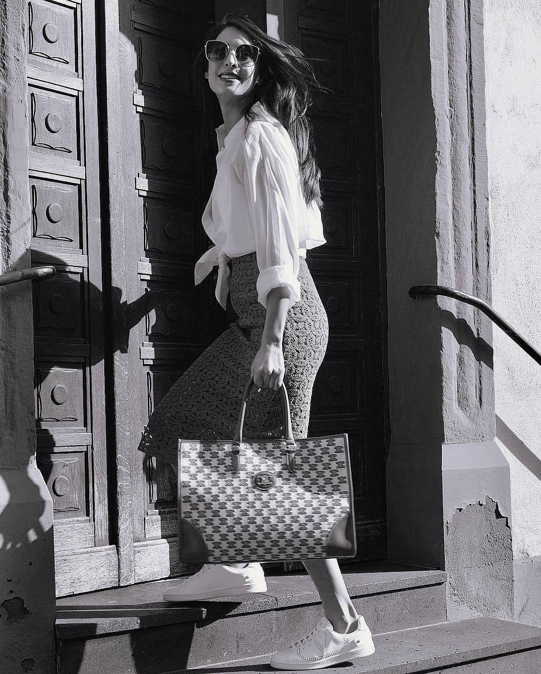 CELINE LARGE TOTE BAG VIP GIFT WITH PURCHASE (GWP) กระเป๋าพรีเมี่ยมกิ๊ฟ Limited จาก CELINE HAUTE PARFUME DUTYFREE COUNTER วัสดุ CANVAS ทรงเหลี่ยมดีไซน์ Casual สวยคลาสสิคสไตล์สาว Lisa ใบใหญ่ใส่สัมภาระได้เยอะจุใจภายในโล่งกว้าง ใส่เอกสาร A4 หนังสือ กระเป๋าสต