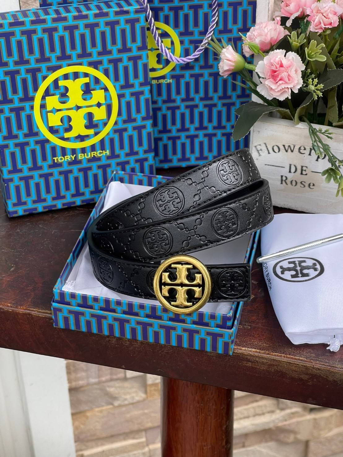 Tory burch Midnight with Tag Logo Monogram Embossed Leather Belt เป็นเข็มขัดที่ตอบโจทย์ของคุณได้อย่างลงตัวทุกสไตล์การแต่งตัว ไม่ว่าจะใส่คู่กับเดรสหรือกางเกงยีนส์ก็ดูดีทีเดียว เพราะหัวเข็มขัดโดดเด่นด้วยดีไซน์ทรงกลมรูป Double T ที่เป็นสัญลักษณ์ประจำแบรนด์ ส