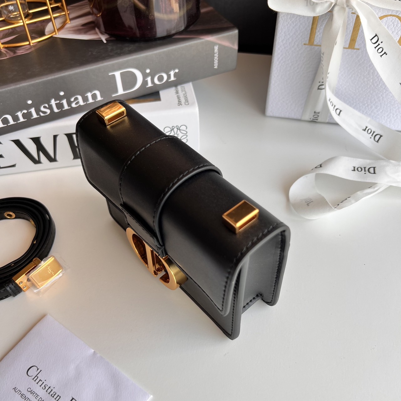 หนังแท้ DIOR Micro 30 Montaigne Bag พร้อมส่งที่ไทย เกรดเทพออริจินอลหนังแท้ สวยมากค่ะ ภาพสินค้าถ่ายจากงานขายจริง ใช้งานต่างประเทศได้ สายสะพายหนังยาวถอดได้ปรับระดับได้ จะสะพายไหล่หรือ CROSSBODY ก็ดูดีลุ๊คนี้คุณหนูมากค่ะ ไอเท็มนี้แนะนำไม่มีเอ้าท์ค่ะ ภาพถ่ายส