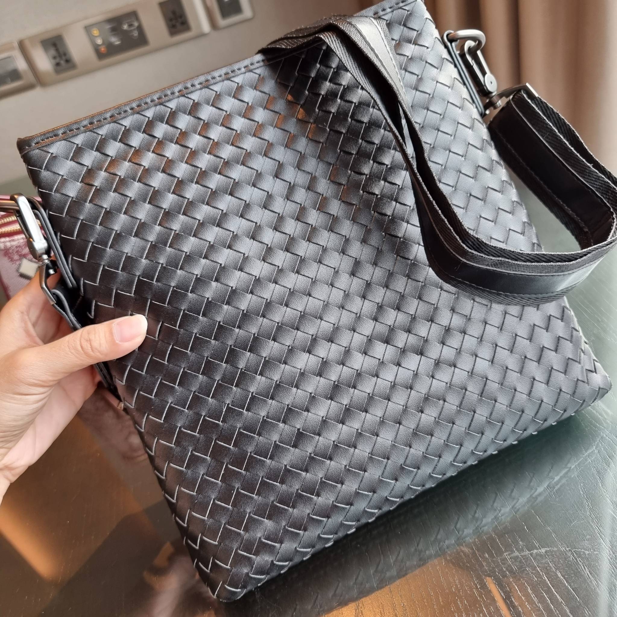 VIP 】อีกหนึ่งไอเท็มเด็ดที่หนุ่มๆรอคอย กระเป๋าสะพายข้างทรงแมสเซนเจอร์ B.ottega venata vip bag ดีไซน์คลาสสิคเอกลักษณ์ ลายสานเรียบหรู ดูแพง ทรงผู้ดี หล่อไปอีก อัพลุคไปอีก วัสดุหนังวัวเต็มใบ เปิด-ปิดด้วยซิป ภายในโล่งกว้างใส่ของได้ครบถ้วนสิ่งสำคัญ สายสะพายปรับ