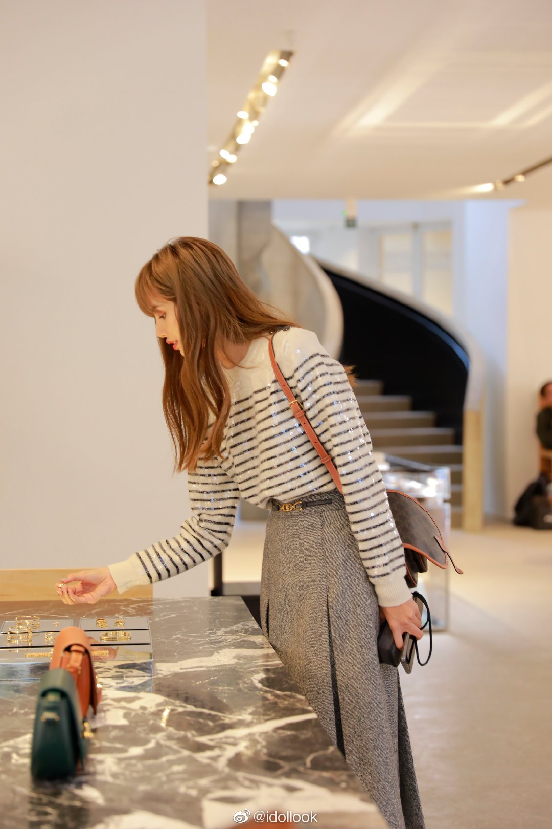 VIP GIFT 】หนังแท้ Celine Women Medium Folco Bag in Triomphe Canvas and Calfskin หากใครที่กำลังมองหากระเป๋าสะพายข้าง ขนาดกะทัดรัด และเรียบหรู ต้องใบนี้เลยค่ะ เป็นกระเป๋าเปิดปิดแบบแบบฝาผับที่มีรูปทรงโค้งและที่ล็อกรูปทรงคล้ายเข็มขัด อีกทั้งยังสะท้อนความสวยสไ