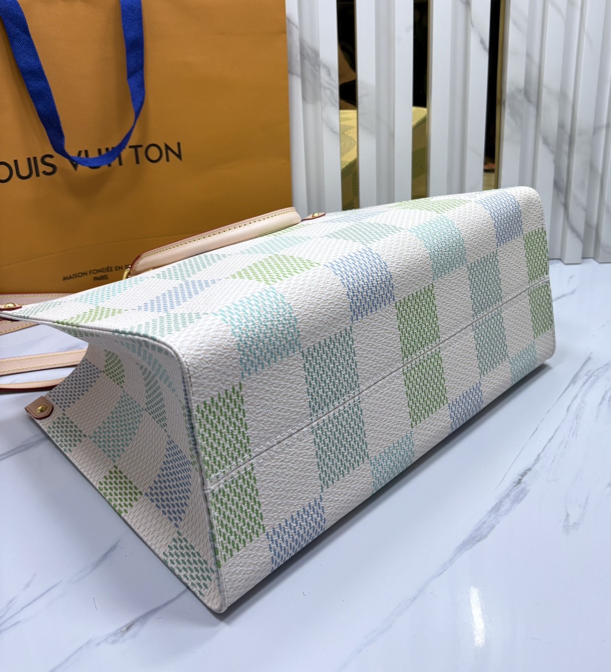 ORI หนังแท้ | LV OnTheGo MM Damier Giant Canvas Pistachio colorway กระเป๋าสะพายทรงโท้ท ดีไซน์สีพาสเทลน่าหลงไหล สวยหวานใหม่ล่าสุด