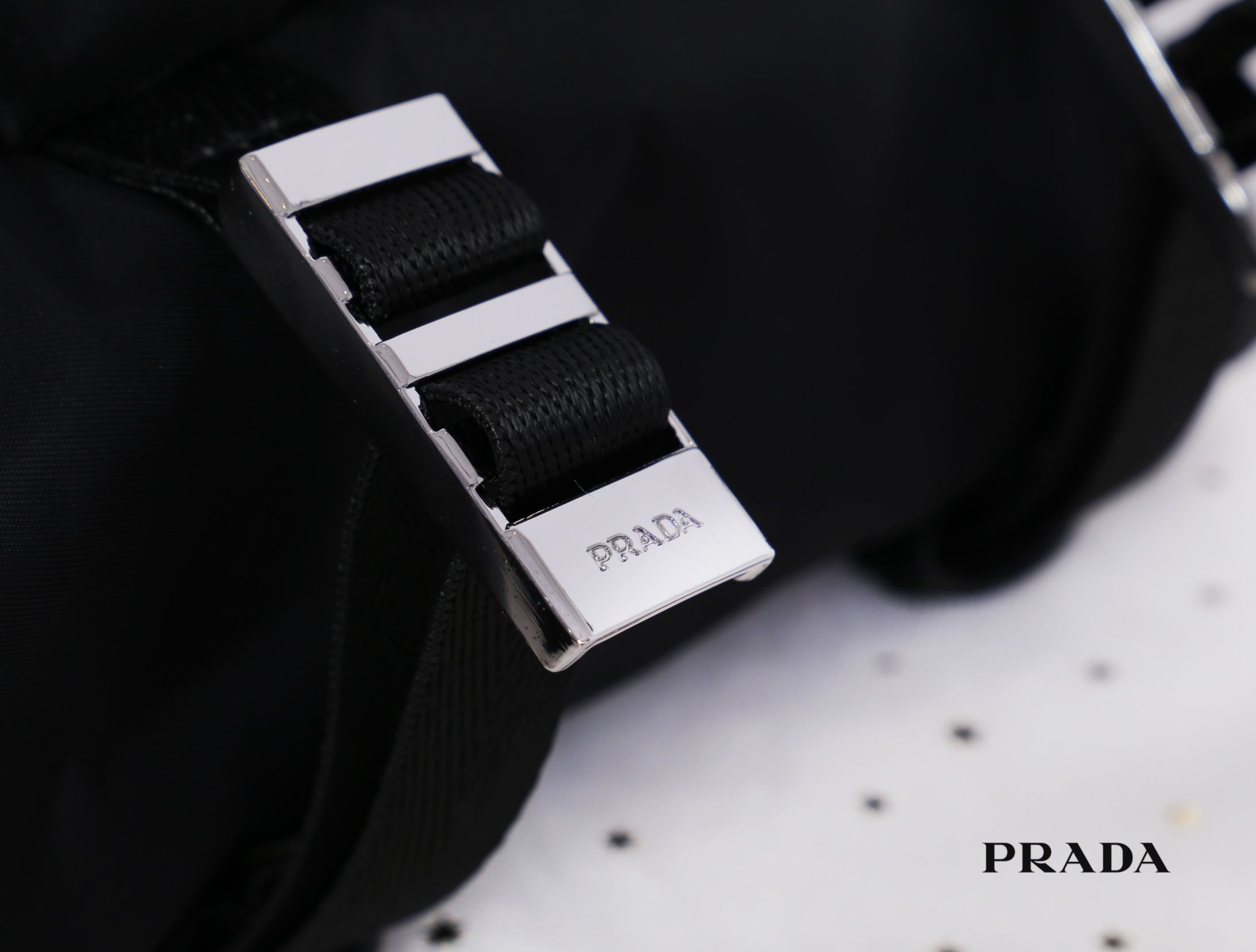 Prada nylon shoulder bag / Prada crossbody nylon bag VIP gift ใช้ได้ทั้งหญิงชาย ห้ามพลาดรุ่นใหม่l Prada Bag ทรงใหม่มีไว้ไม่ซ้ำใครแน่นอนคะ จะสะพายข้าง หรือ คาดอกก็ได้ วัสดุทำจากผ้า Nylon เนื้อหนาคุณภาพดี ตัวอะไหล่เงินสวยหรู ขนาดกำลังดี ใส่ของได้เยอะ มือถือ