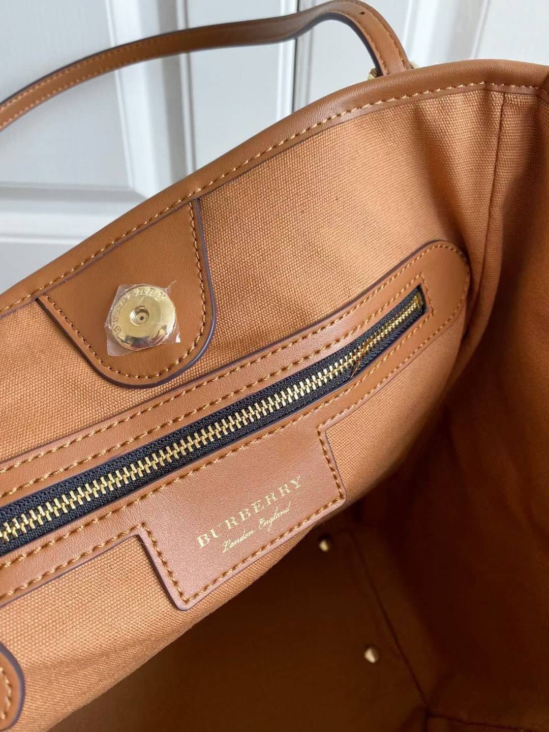 BURBERRY TOTE VINTAGE BAG VIP GIFT WITH PURCHASE (GWP) พรีเมี่ยมกิ๊ฟ Limited Edition จากBURBERRY วัสดุหนังCANVASสลับหนัง เปิดปิดด้วยกระดุมแม่เหล็ก ภายในมีช่องใส่ของโล่งกว้าง