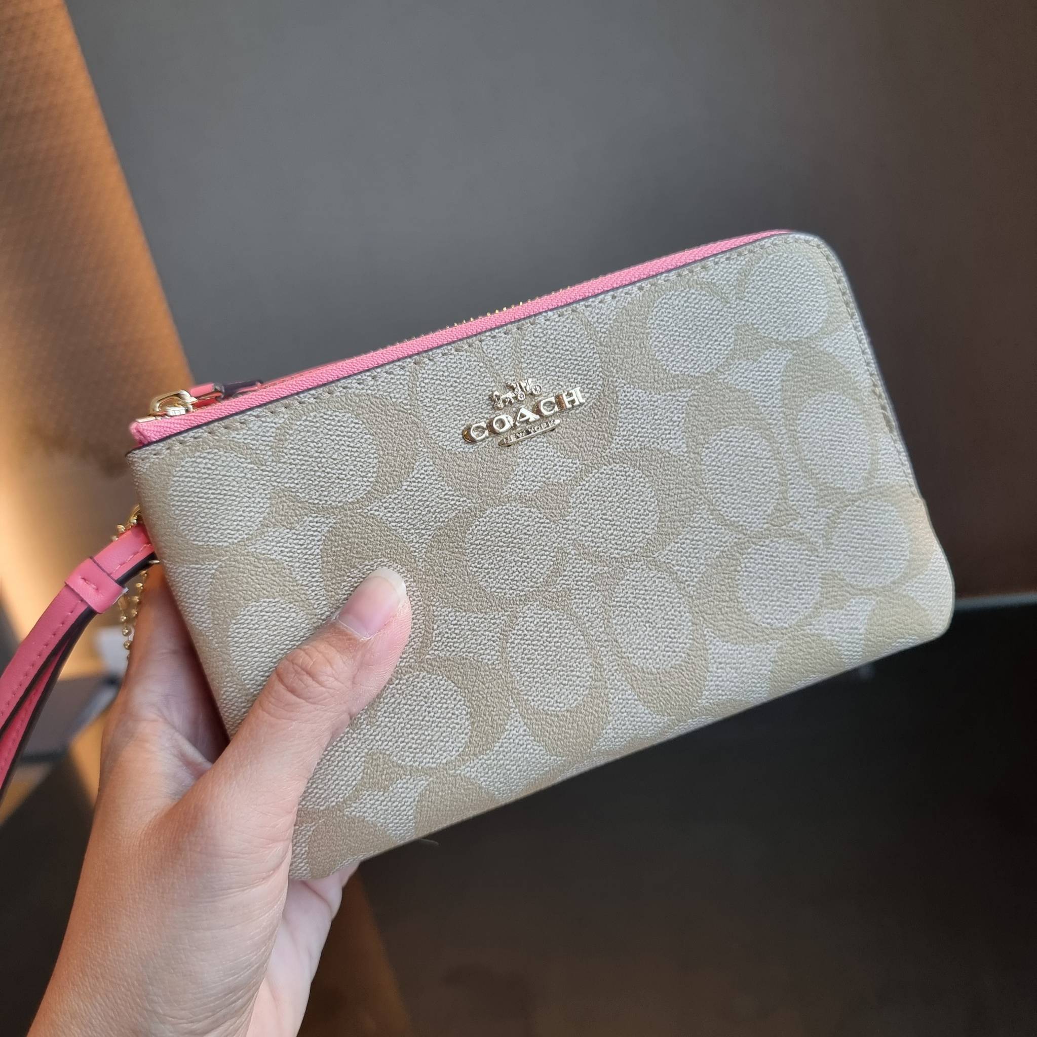 COACH F87591 DOUBLE CORNER ZIP WALLET IN SIGNATURE COATED CANVAS คล้องมือรุ่น 2 ซิป!! มาแล้วจ้า 🌟🤗 ไซส์นี้คือเหมาะมือจริงๆ พกง่ายเช่นเคย ไม่ต้องกังวลว่าจะเกะกะหรือกินพื้นที่กระเป๋าหลัก วัสดุหนังแคนวาสเคลือบลาย มีช่องหลักแยก 2 ช่อง ภายในบุผ