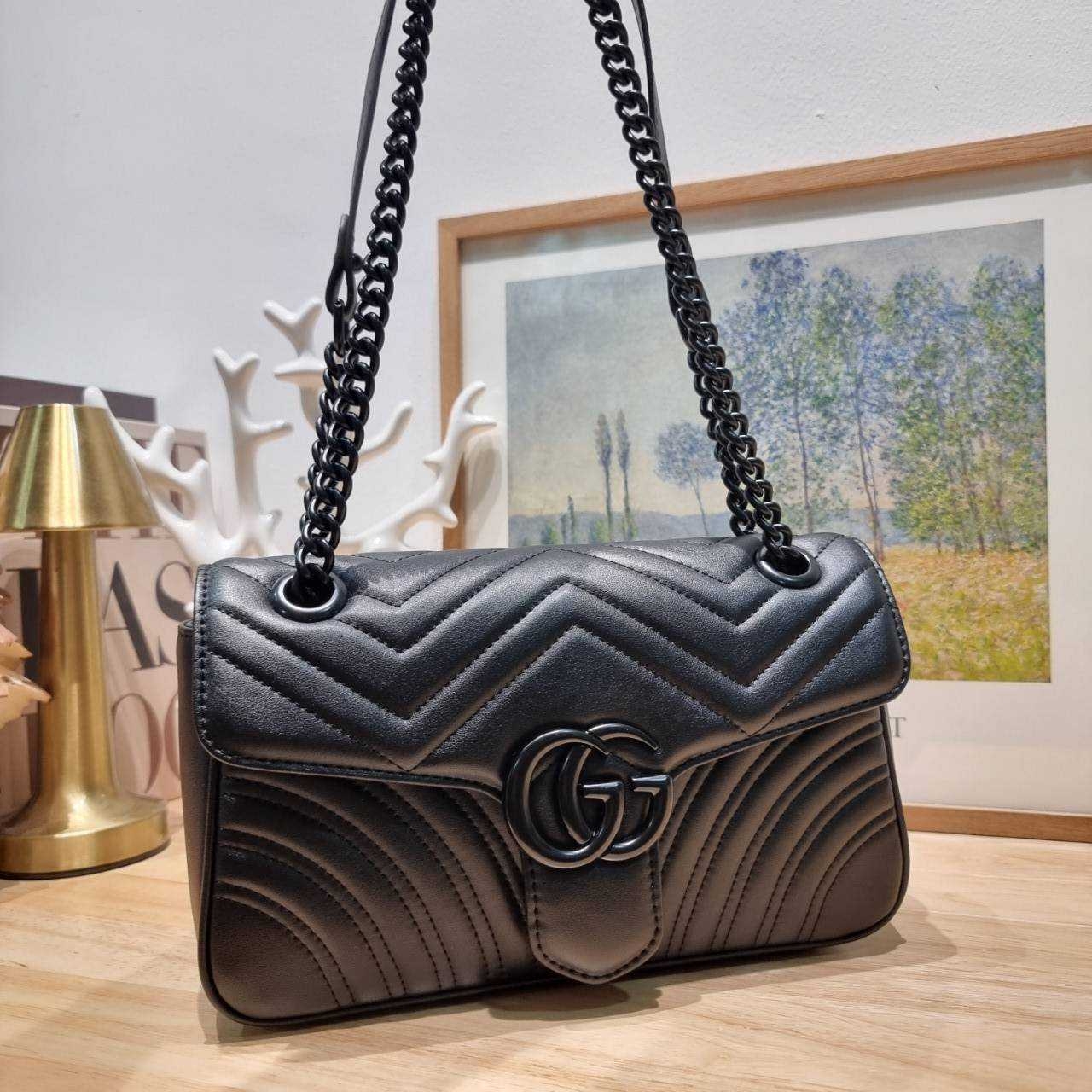 GG MARMONT SHOULDER BAG กระเป๋าสะพายข้างรุ่นคลาสสิค ดีไซน์ใหม่ อะไหล่ดำ สะพายขับผิว ดูแพง อัพลุคได้สบายๆ เปิด-ปิดด้วยตัวกดล็อคแน่นหนา ด้านหลังดีไซน์รูปหัวใจ 🖤