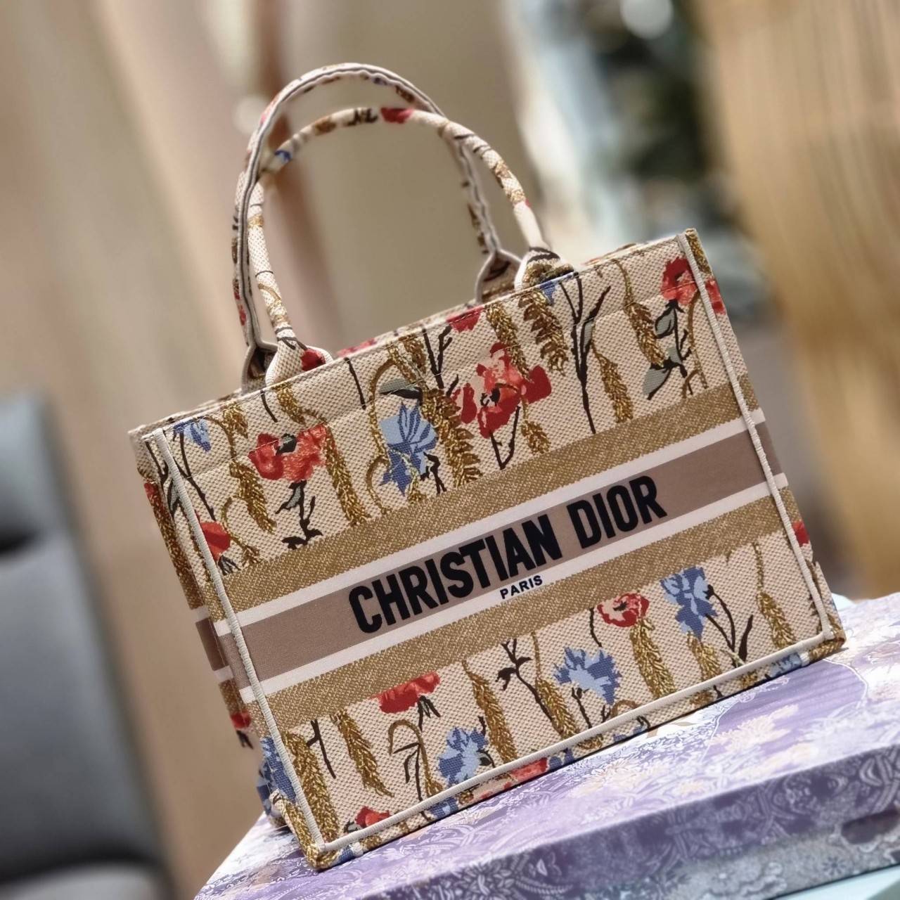 VIP 】HOT ARRIVAL!! DIOR CD SHOPPING BAG WITH GWP กระเป๋าทรงช้อปปิ้งใบใหญ่ จุใจ!! พรีเมี่ยมกิ๊ฟรุ่นดับเบิ้ลฮอต ดีไซน์คลาสสิควินเทจ สวยหรู วัสดุผ้าแคนวาสลายกราฟฟิค ภายในโล่งกว้างมากๆ ใส่ของจุสุดๆ โน้ตบุ้ค ไอแพด กระเป๋าสตางค์ มือถือ หรือเสื้อผ้ายังได้ สะพายค