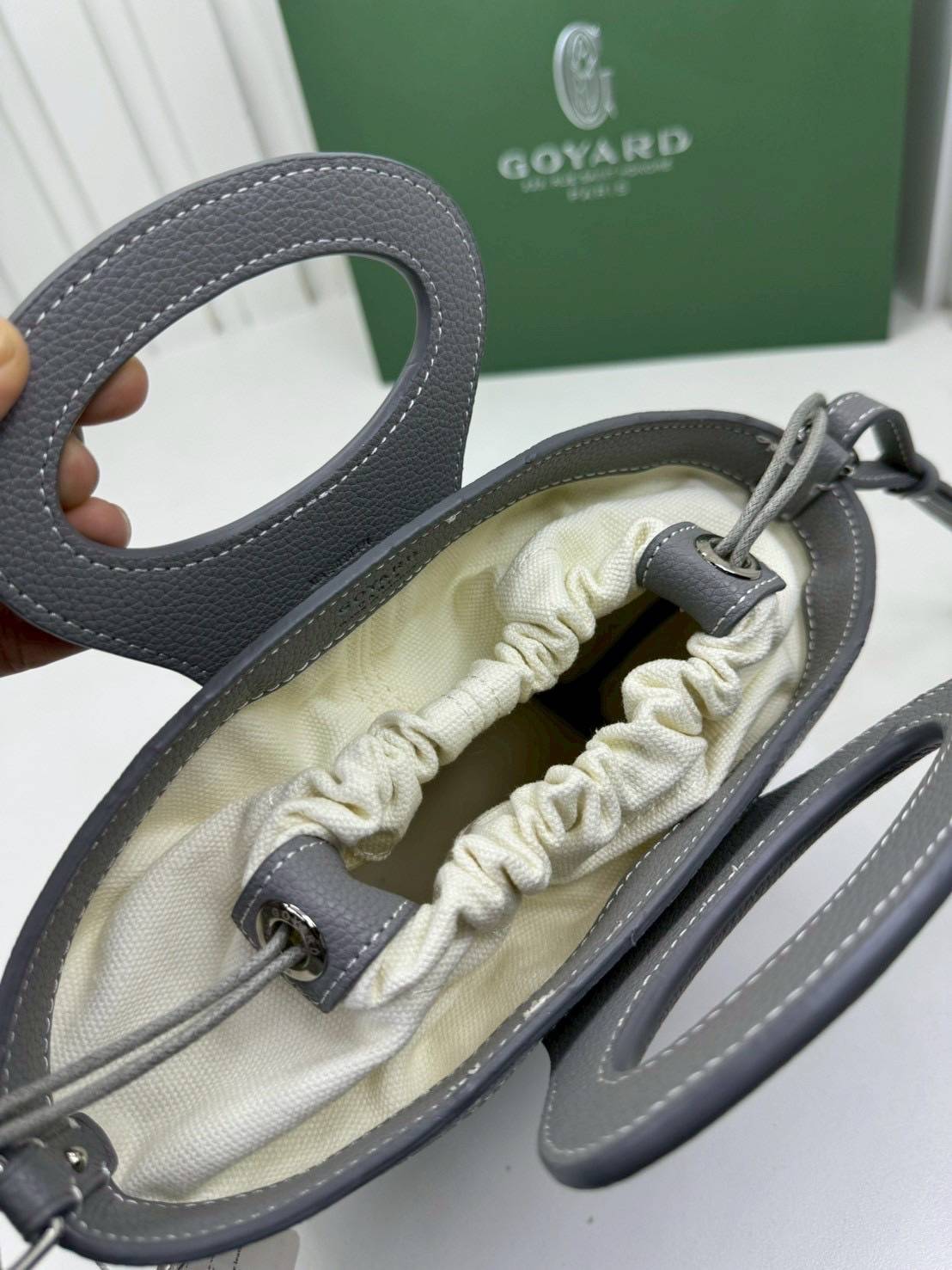 ORI หนังแท้ | Goyard Beluga Mini Bag กระเป๋าสะพายทรงบัคเก็ต พร้อมหูจับในตัว สะดวกใช้งาน ด้านในเป็นผ้าดีไซน์ผูก เพิ่มความน่ารักน่าใช้ สวยมากค่ะ