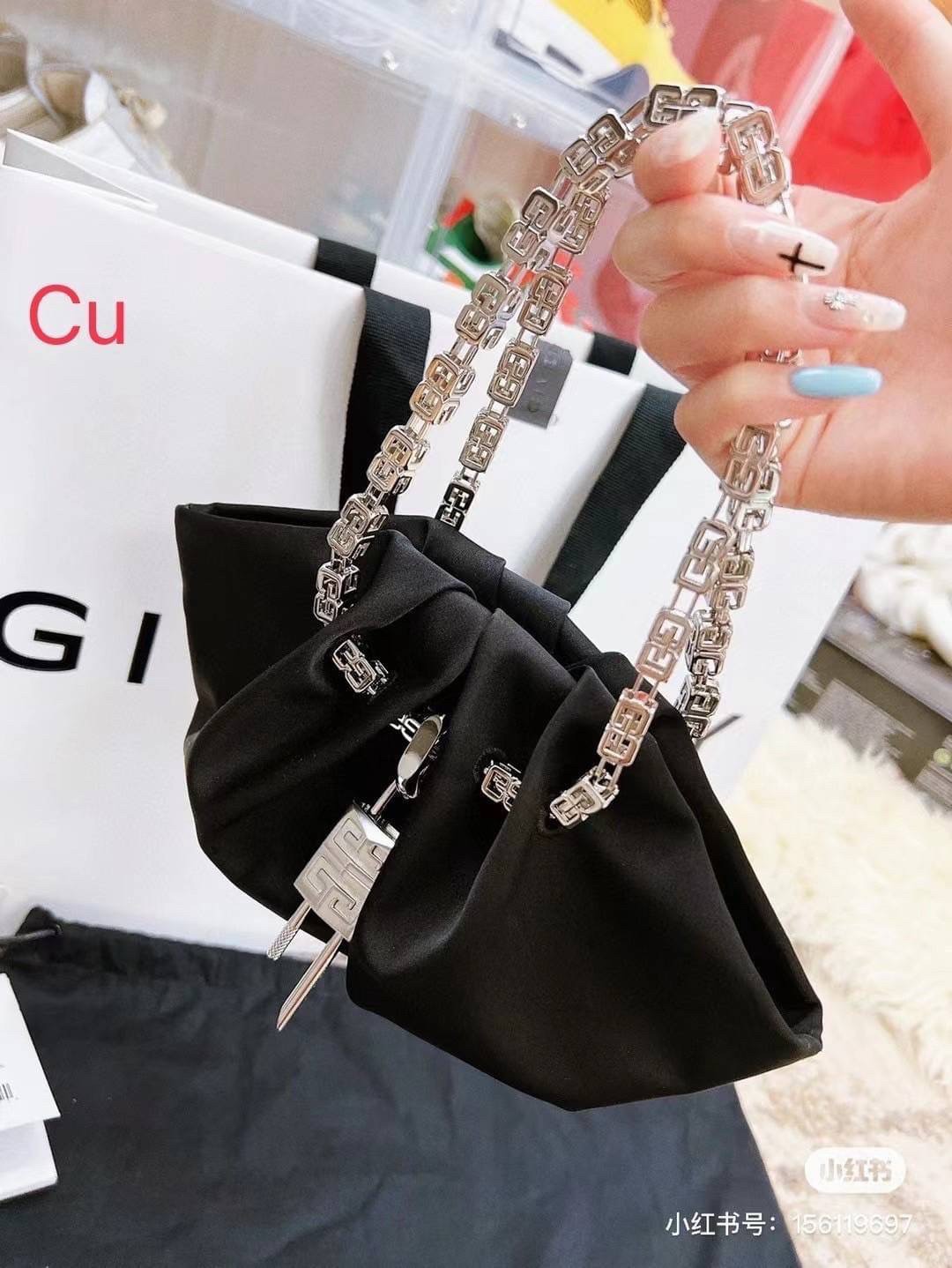 GIVENCHY Kenny shoulder bag สัมผัสกระเป๋าสุดไอคอนิก บอกเล่าเรื่องราวฉบับใหม่ของเเบรนด์ได้อย่างน่าหลงใหล Bag is recognizable from the signature '4G'