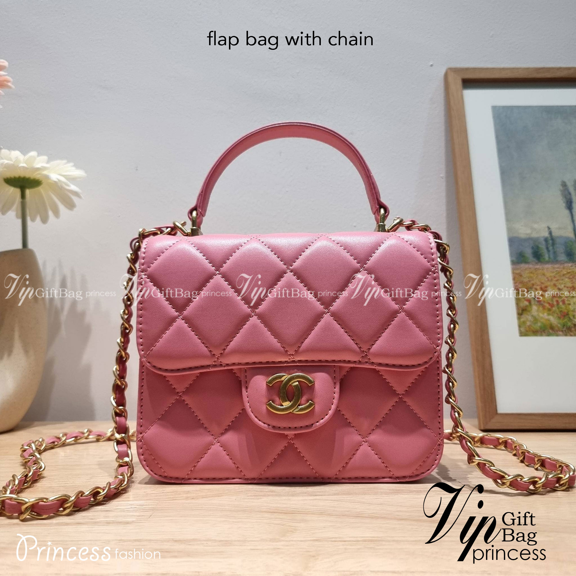 CHANEL flap bag with chain กระเป๋าสะพายสุดหรู สวยดูแพง รูปทรงคลาสสิค ขนาดกำลังพอเหมาะ สายสะพายโซ่ในตัว น้ำหนักเบา และยังมีหูจับในตัว สะดวกต่อการพกพา ตัวกระเป๋าเปิดด้วยกระดุมแม่เหล็ก วัสดุหนังอย่างดี ผิวสัมผัสดี ภายในเป็นช่องโล่ง และยังมีช่องซิปให้ด้วย