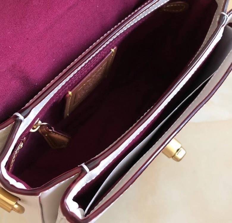 3สาย Coach 89089 Cassie Crossbody 19 In Signature Canvas เรียบหรู ดูดี ต้องไอเท็มนี้เลยจ้า กระเป๋าถือ/สะพายข้าง สุดพิเศษ!! มีสายมาให้ถึง 3 แบบ!! สลับใช้แมทช์ตามสไตล์ได้เลย วัสดุหนังแคนวาสสลับหนังเรียบ เปิด-ปิดด้วยตัวบิดล็อค ภายในแบ่งสัดส่วนอย่างดี ใส่ของไ