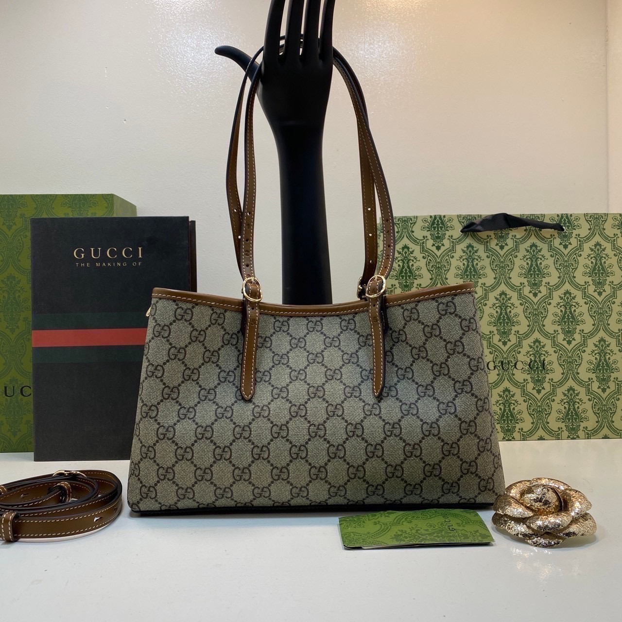 Top ORI หนังแท้ | GUCCI GG Emblem medium tote bag 30cm / GUCCI Tote Bag กระเป๋าสะพายทรงโท้ท คอลเล็กชั่นใหม่ตีความประวัติศาสตร์แห่งความสง่างามและงานฝีมือของแบรนด์ขึ้นใหม่