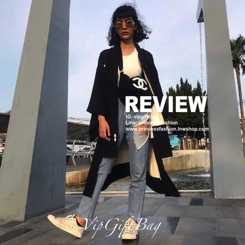 สีดำ MUST HAVE ITEM 2019 !! รุ่นยอดฮิตของ *วัยรุ่นสายสตรีท ทั่วโลก จากงาน CHANEL VIP GIFT *ของแท้100% *มีป้ายNOTFORSALE เป็นกระเป๋า ใบสวยรุ่นหายาก ขนาดกำลังดี ใช้ได้ทั้งหญิงชายเลยค่ะ ขนเฟอร์นิ่มมากกก เก็บของอย่างดี น้ำหนักเบา ด้านในมีช่องใส่ของจุกจิก MIX