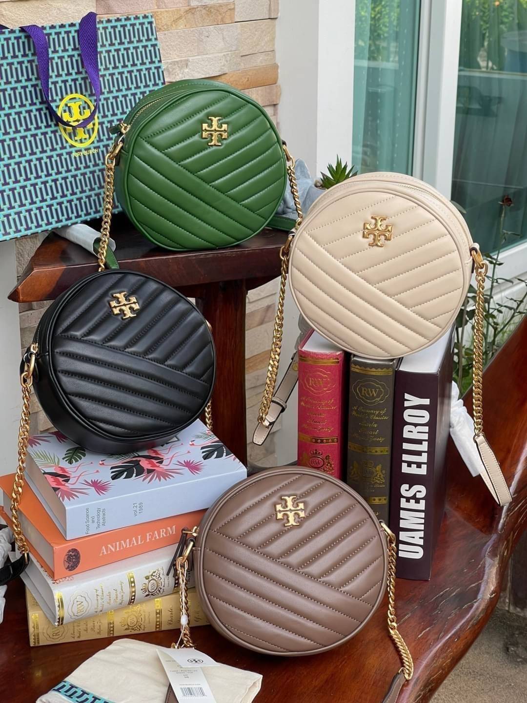 Tory burch Kira Cheron Circle Crossbody กระเป๋าสะพายคาดลำตัวรุ่นนี้โดดเด่นด้วยรูปทรงกลมสุดชิค ขนาดกะทัดรัด พร้อมด้วยหนังกระเป๋าที่ทำจากหนังแท้คุณภาพดี เพราะ Kira Chevron เป็นรุ่นที่ตอบโจทย์และครองใจสาว ๆ ได้อย่างแท้จริง เนื่องจากมีดีไซน์เรียบหรู โดยทางแบร