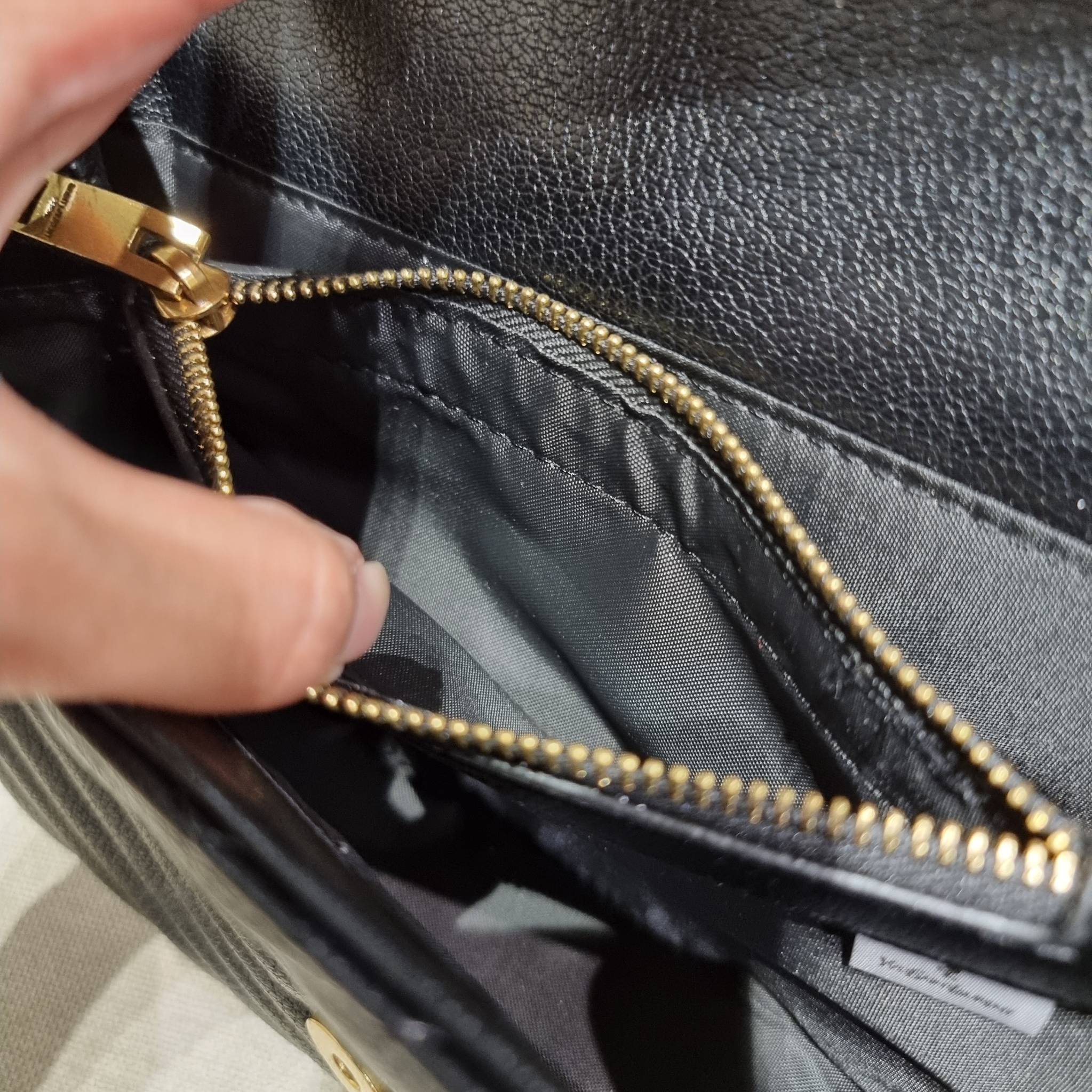 Yves Saint laurent crossbody boutique vip bag กระเป๋าสะพายไหล่ ดีไซน์ทรงสวยหรู พิเศษ แถมฟรี พวงกุญแจห้อยโลโก้ ดูแพงไปหมดจริงๆไอเท็มนี้ วัสดุหนังสังเคราะห์ลายคาร์เวีย เปิด-ปิดด้วยกระดุมแม่เหล็ก ภายในโล่งกว้าง แบ่งสัดส่วนไว้อย่างดี มาพร้อมหูจับในตัว และสายส