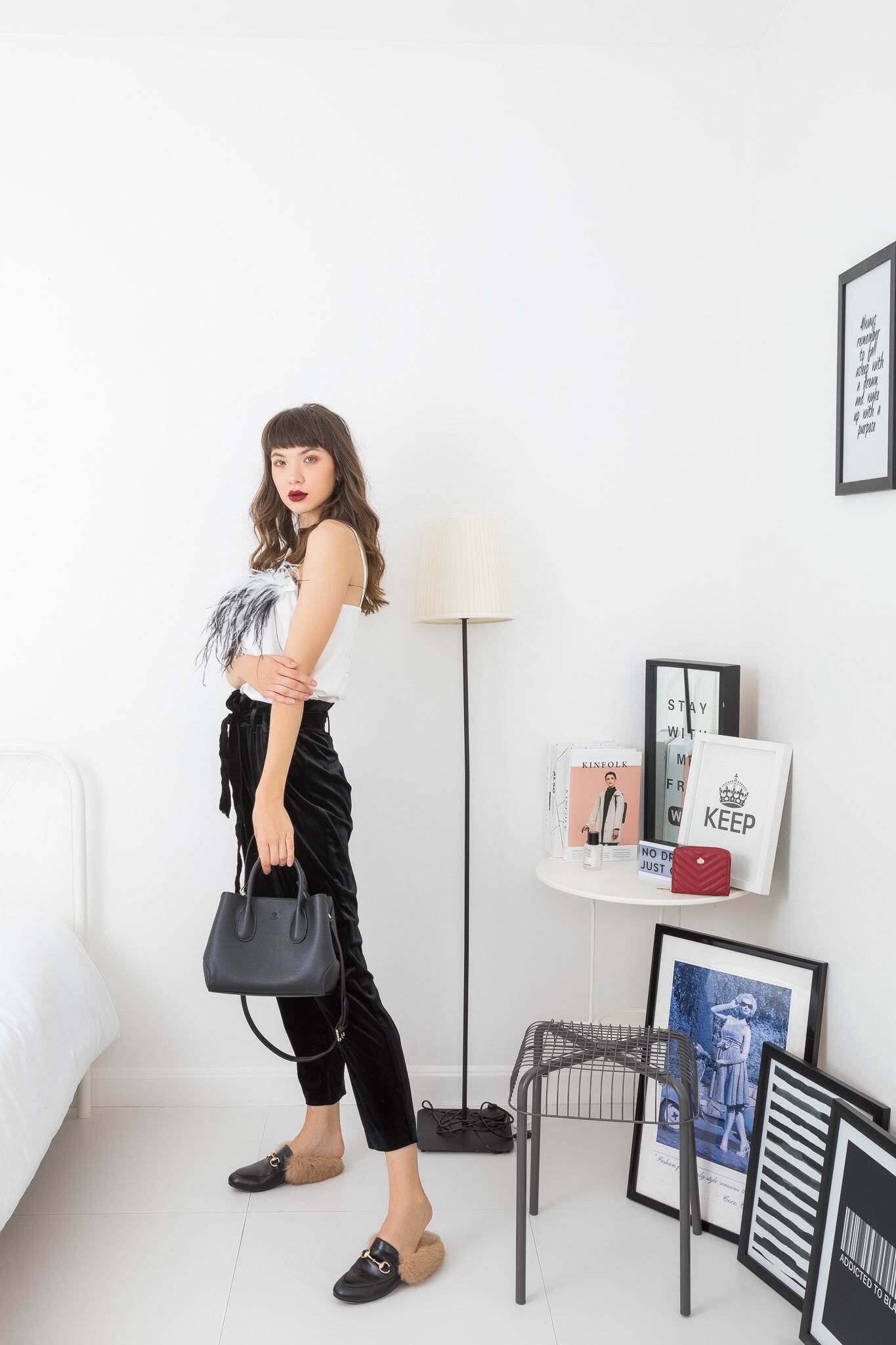 KEEP รุ่น COZY สวย ตอบโจทย์ ด้วยรูปทรงที่ เรียบหรู ทรงกระเป๋า ปรับได้ 2 แบบ เก็บทรง หรือ ขยายทรงได้ ตอบโจทย์ทุกการใช้งาน หนังกระเป๋า Saffiano อย่างดี ภายใน บุด้วย ผ้า Craft เอกลักษณ์เฉพาะ ทำให้ กระเป๋าเบา และ เพิ่มความสวยงาม ภายใน ทำช่อง แยก เฉพาะ สำหรับเ