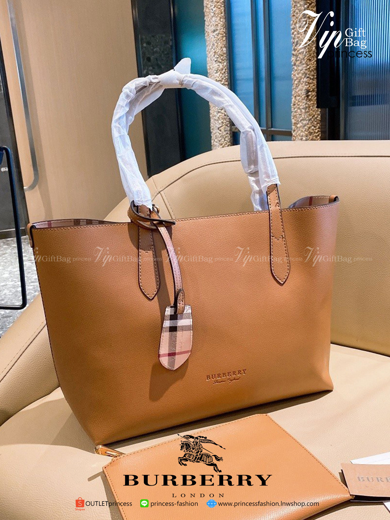 BURBERRY Leather Haymarket Check Medium Reversible Tote Bag กระเป๋าสะพายไหล่ทรงช้อปปิ้ง ทรงคลาสสิค ฮิตตลอดกาล