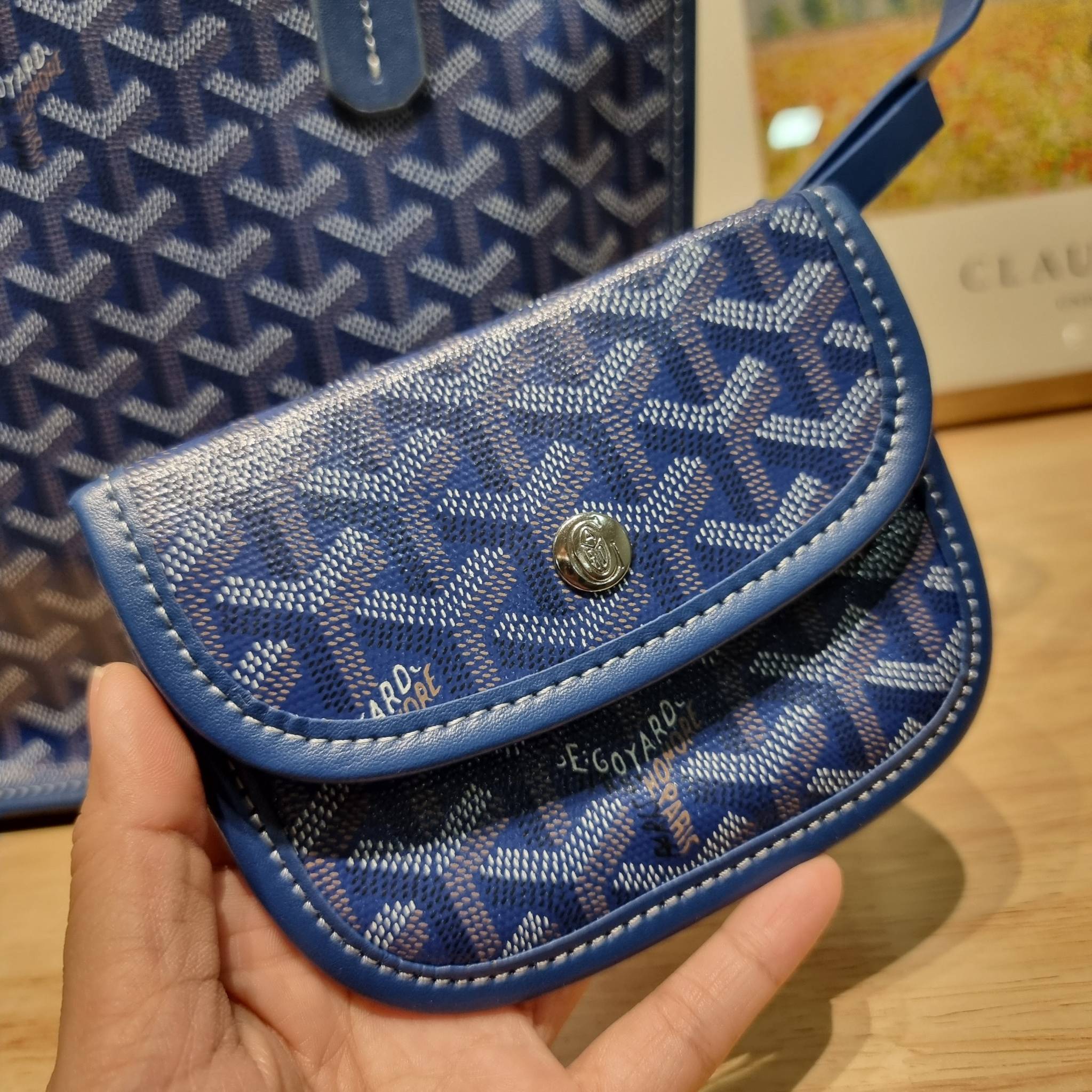 GOYARD MINI ANJOU REVERSIBLE TOTE ฮอตไอเท็ม กับกระเป๋าสะพายทรงโท้ท ไซส์มินิ กะทัดรัดมาก มาครบสีขายดี เลิศทุกสี รูปทรงคลาสสิค ดีไซน์เป็นเอกลักษณ์ ใช้งานได้หลากหลาย สามารถกลับด้านใช้ได้แบบไม่มีเบื่อ