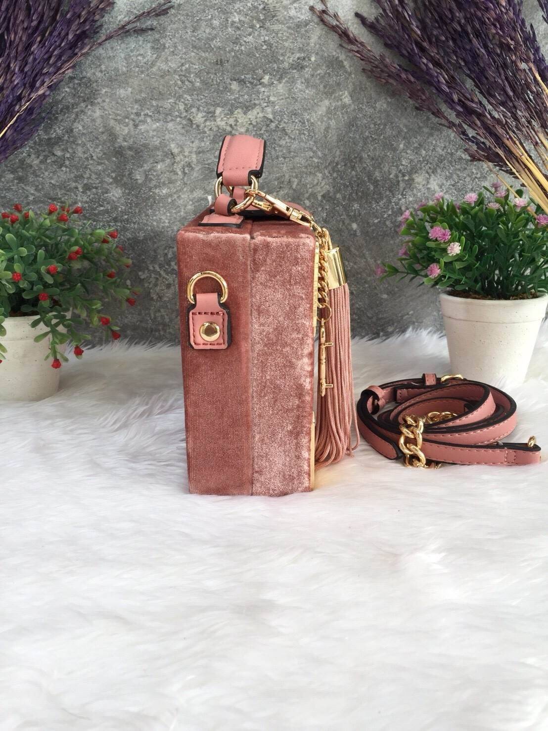 ALDO HARORTLAND BAG กระเป๋าทรง Box วัสดุผ้ากำมะหยี่แจ่งลาบฉลุสีทองสวยมากกกกกสุดๆ เปิดปิดด้วยกระดุมแม่เหล็ก เป็นลักษณะกล่อง เก๋ๆค่ะ ด้านในเป็นช่องโล่ง ใส่มือถือ กปต. เครื่องสำอางค์ จุได้เยอะค่ะ มาพร้อมสายยาว ปรับได้ 5 ระดับ และ พวงกุญแจพู่ ถอดได้ค่ะ แนะนำค