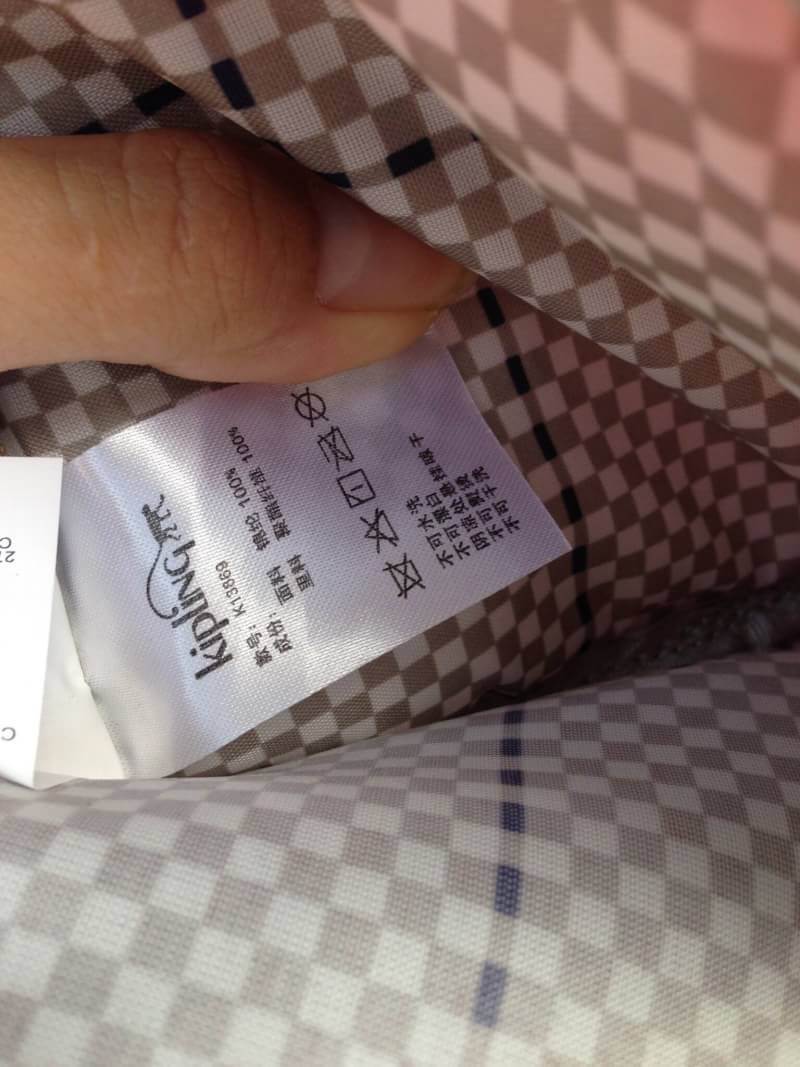 Kipling Mini Shoulder Bag K13869 Outlet Hongkong กระเป๋าสะพายไหล่ใบเล็กน่ารัก วัสดุผ้าไนล่อนกันน้ำอย่างดีตามแบบฉบับแบรนด์ แบ่งเป็นช่องซิป 3 ช่อง มีหูจับ ด้านในบุผ้าแบรนด์ มาพร้อมพวงกุญแจน้องลิง ใบนี้จุของได้เยอะน้ำหนักเบาค่ะ เหมาะมากกับการสะพายไปเที่ยวชิว