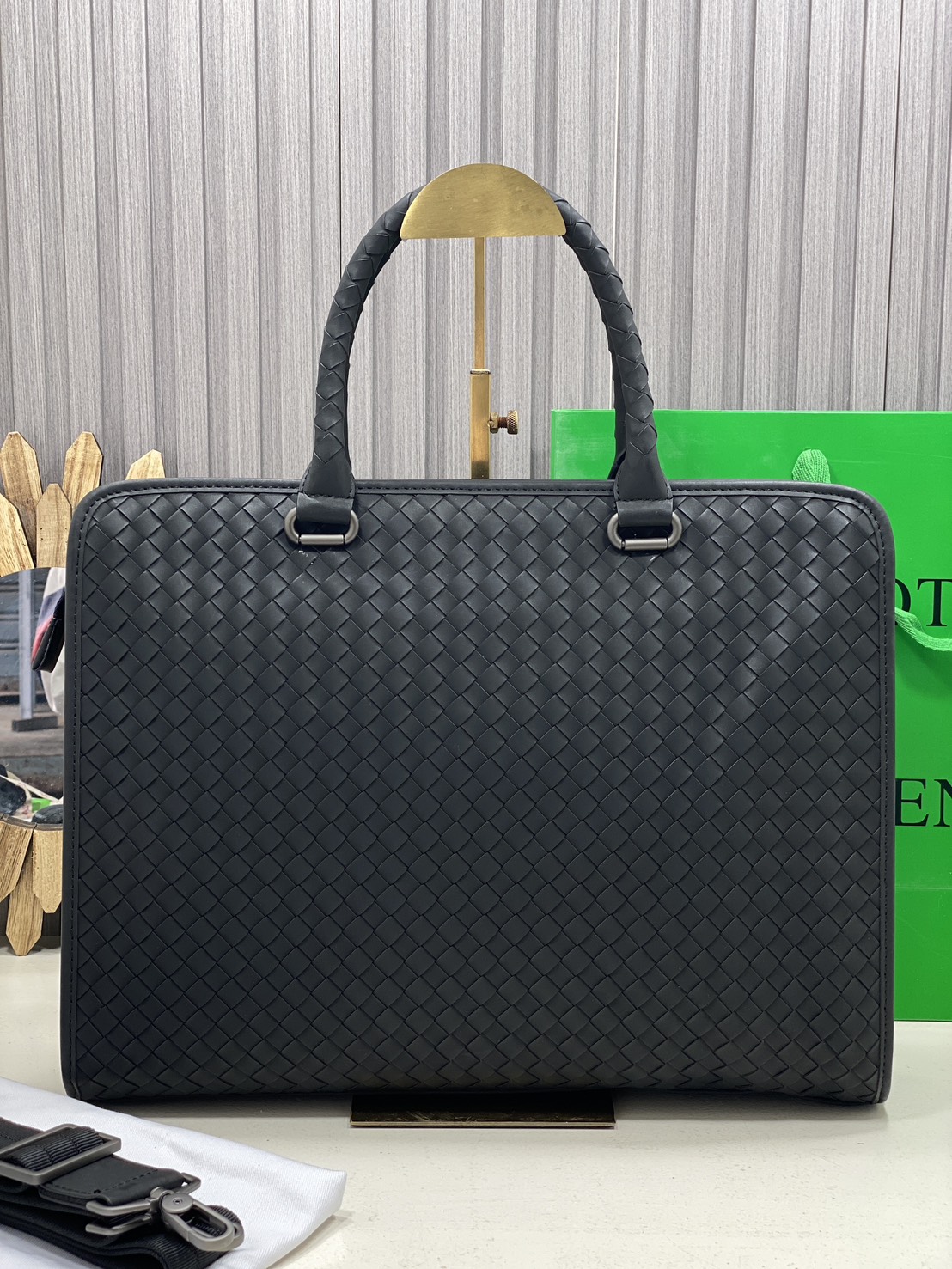 ORI หนังแท้ | Bottega Veneta Getaway Briefcase / Bottega Messenger Bag กระเป๋าใส่เอกสาร กระเป๋าทรงแมสเซ็นเจอร์ สวยเรียบหรูคลาสสิกเป็นเอกลักษณ์ โดดเด่นด้วยงานสานตาราง ดีไซน์เรียบง่าย แต่ดูแพง เหมาะสำหรับคนทำงานออฟฟิศมากๆ