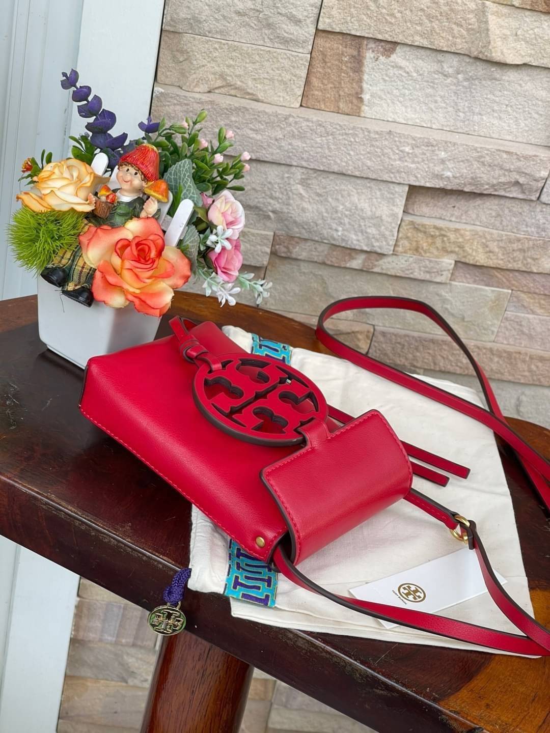 TORY BURCH MILLER METAL PHONE CROSSBODY อีกหนึ่งกระเป๋าใส่มือถือรุ่นฮิตที่เชื่อว่าหลาย ๆ คนต้องเคยเห็นผ่าน ๆ ตามาอย่างแน่นอน กับแบรนด์ Tory Burch ดีไซน์กระเป๋าทรงฝาพับแม่เหล็กใช้งานง่าย มาพร้อมดีเทล Logo สีเดียวกับเฉดสีของกระเป๋า แต่ยังมีความน่ารักด้วยทรง