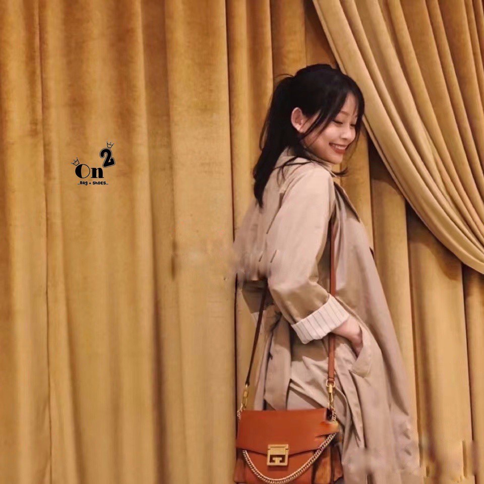 Givenchy GV3 Bag พร้อมส่งที่ไทย กับรุ่นยอดนิยม กระเป๋าสะพายหนังเรียบ เปิดหน้า อะไหล่ทอง งานสวยเป๊ะอะไหล่ปั้มทุกจุด เกรดมิลเลอร์สวยหรู ดูเป็นคนมีเทสดีเลยค่าา ดีไซน์คือสวยมีคลาส มีระดับสุดๆ พร้อมสายโซ่อะไหล่ทอง ละมุนตามากค่าา รุ่นนี้ขายดีมาก ได้มาน้อยด้วยนะ