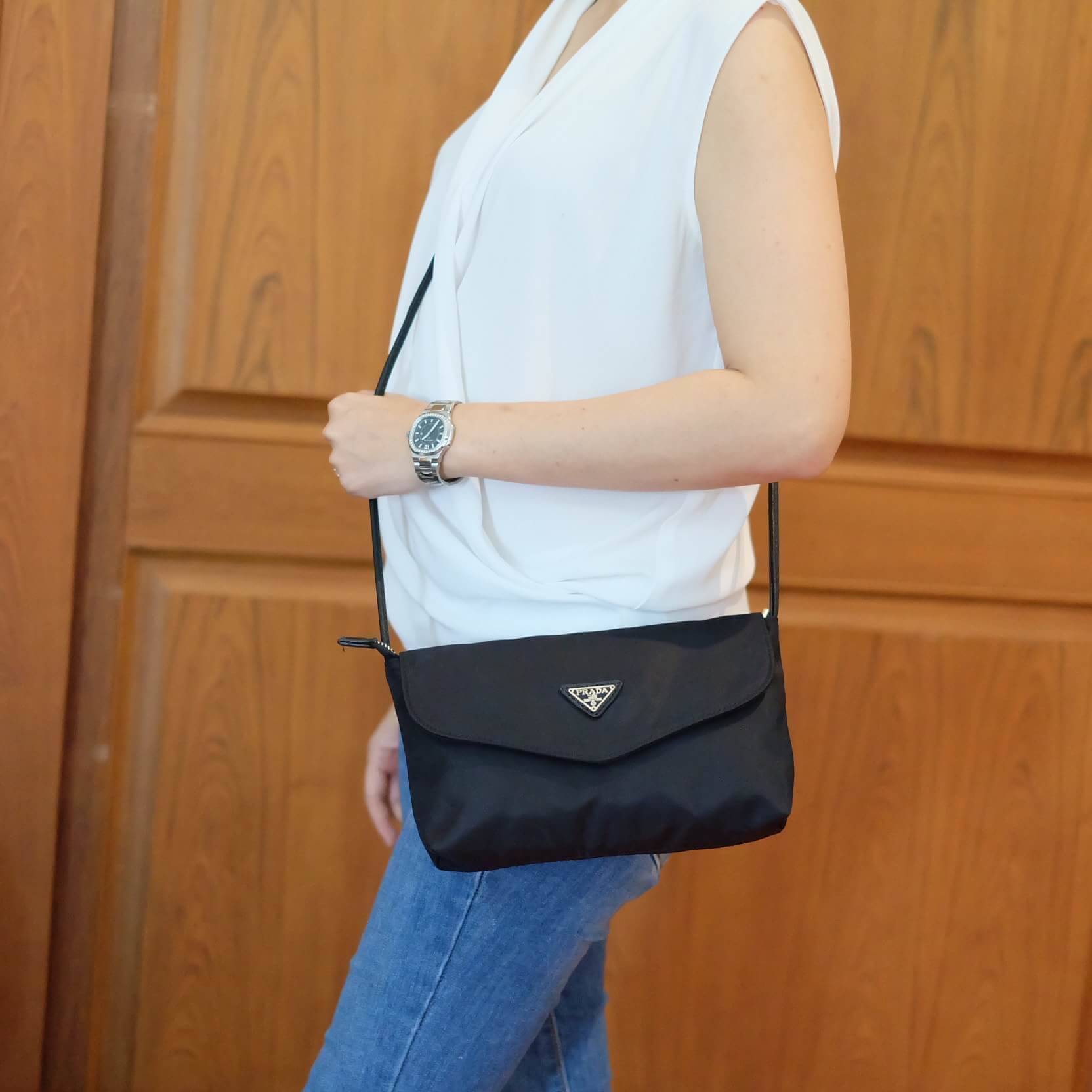 Best Price x Best Seller! จากงานพรีเมี่ยมกิ้ฟ จากเคาเตอร์ต่างประเทศ จากแบรนด์ PRADA ค่า เป็น กระเป๋าผ้าไนล่อน ตามแบบฉบับของแบรนด์เลย ใบนี้มีสายยาวให้คะ เลิศมาก สะพายเป็น shoulder bag ได้เลย ขนาดกำลังดีคะ ตัวกระเป๋าเบามาก ใส่มือถือได้ทุกรุ่น ใช้แล้วสวยมากๆ