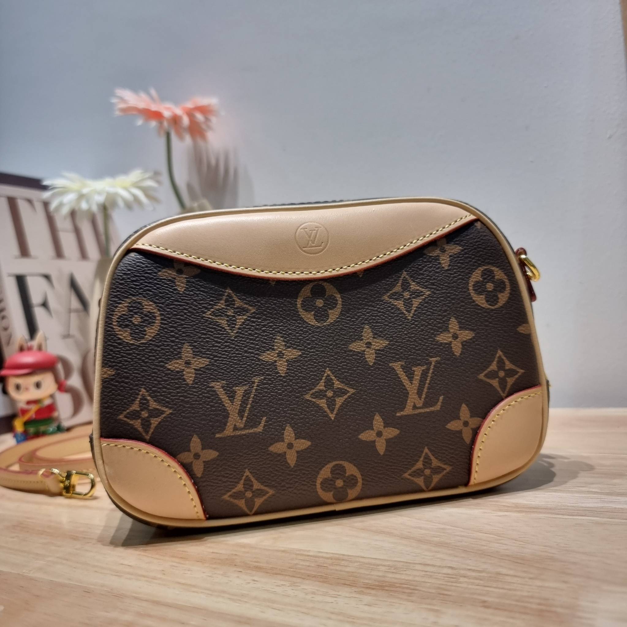 LV Deauville Mini Monogram Canvas bag เดอะเบสท์เซลเลอร์ ที่ใครก็ตามหา กับกระเป๋าสะพายทรงกล่อง ไซส์เล็กกะทัดรัด พกพาสะดวก รูปทรงสวยหรู วัสดุหนังแคนวาสสลับหนัง