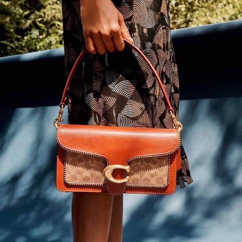 COACH TABBY SHOULDER BAG 26 IN SIGNATURE CANVAS WITH BEADCHAIN (6793,91215) กระเป๋าสะพายไหล่ ดีไซน์วินเทจย้อนยุค สวยคมชัด คลาสสิคใช้ได้ทุกลุค วัสดุหนังแท้สลับหนังแคนวาสเคลือบลาย เปิด-ปิดด้วยแม่เหล็กในตัว รับรองแน่นหนา ด้านหลังมีช่องแยก ภายในเป็นช่องโล่ง ข