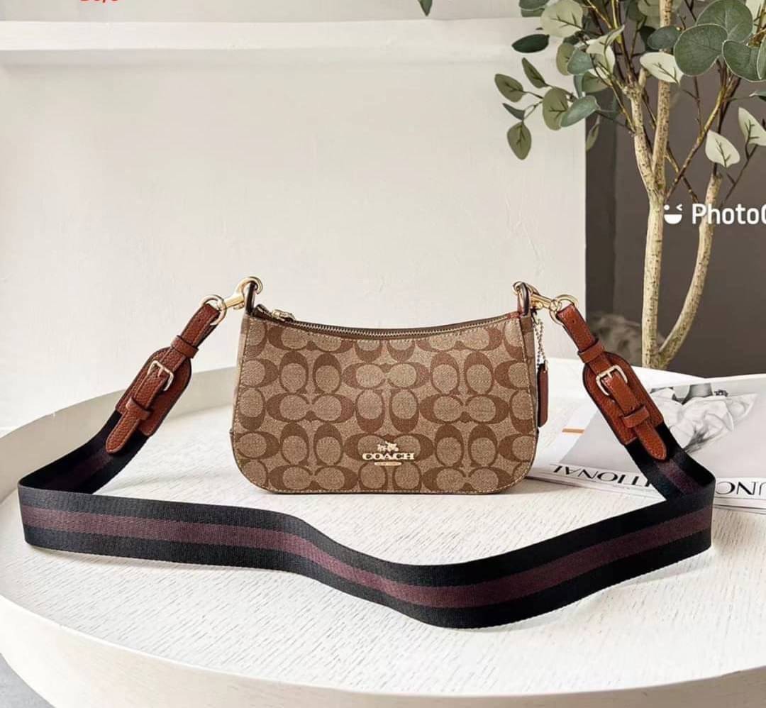 OUTLET 】COACH JES BAGUETTE IN SIGNATURE CANVAS (C7264) GOLD/KHAKI SADDLE สินค้าพร้อมส่งที่ไทย