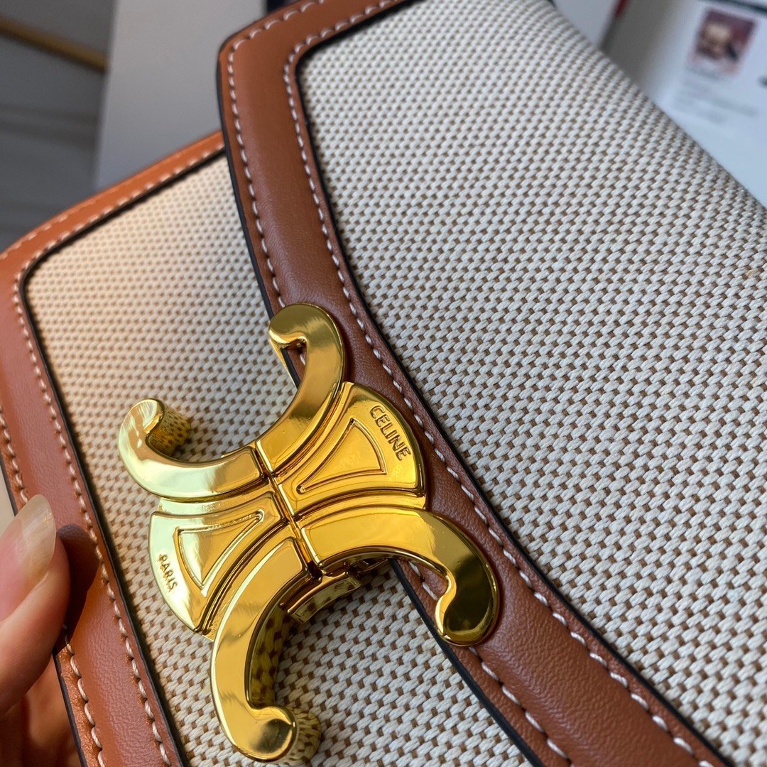 พร้อมส่งรุ่นขายดี!! CELINE CROSSBODY VIP GIFT WITH PURCHASE GWP กระเป๋าพรีเมี่ยมกิ๊ฟ Limited จาก PARFUME DUTYFREE COUNTER สวยอยู่ทรงเปิดปิดด้วยตัวล้อคด้านหน้า ภายในมีช่องใส่ของหลัก พร้อมช่องซิป ใส่กระเป๋าสตางค์กลาง + มือถือได้ ทรงนี้กำลังมาแรงมาก แมชต์ลุค