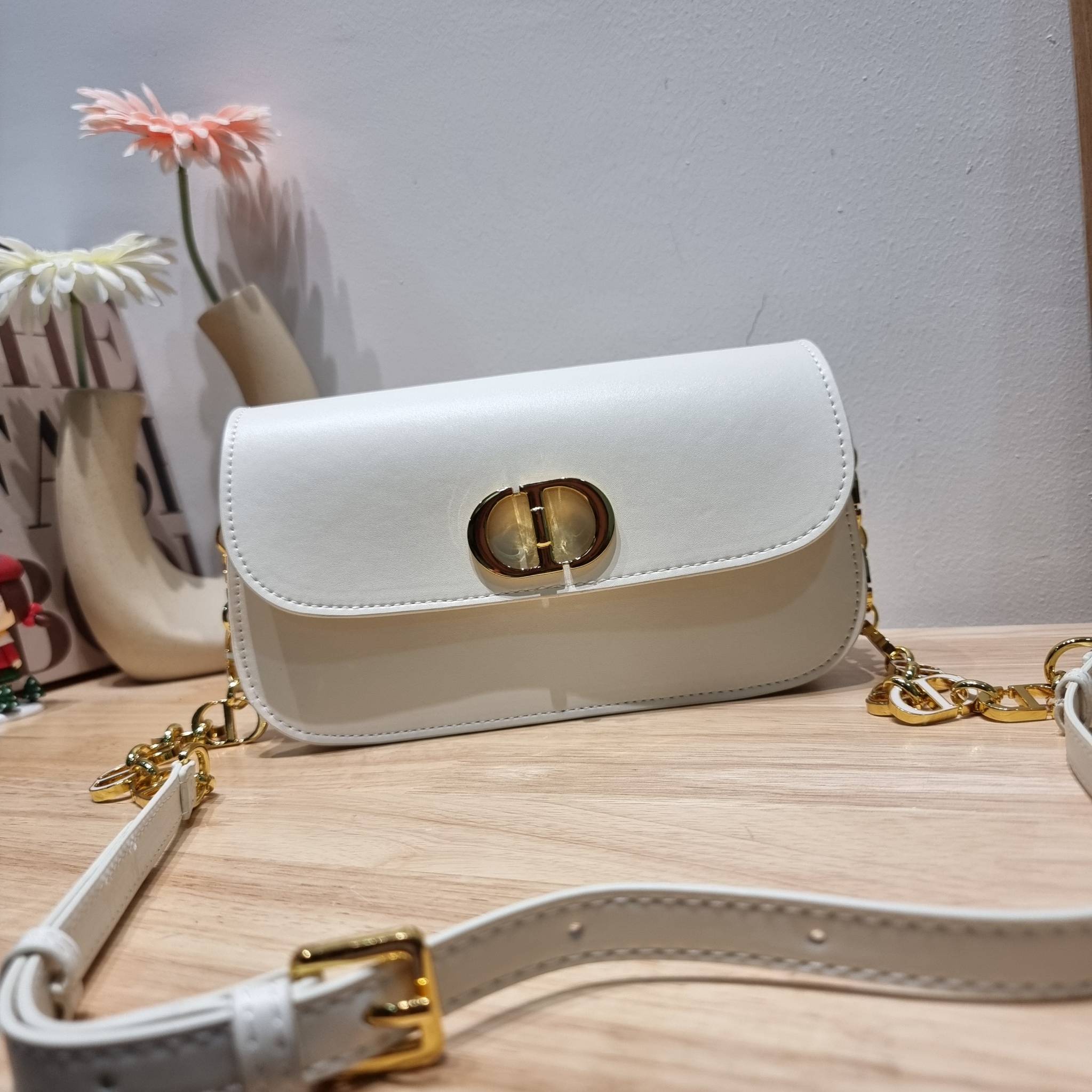 DIOR 30 MONTAIGNE AVENUE BAG สวยหรู ดีเทลแพง ต้องยกให้ไอเท็มนี้เลย กับกระเป๋าสะพายข้าง รุ่นที่ใครเห็นเป็นต้องรัก