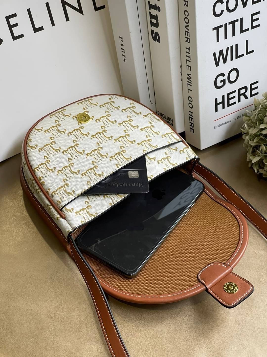 CELINE MINI BESACE IN TRIOMPHE CANVAS หรูหราไปกับกระเป๋าหนังแคนวาสลาย triompe ด้วยขนาดที่กะทัดรัดและดีไซน์ที่เรียบหรูนี้ จึงสามารถนำไปแมทช์กับการแต่งตัวได้ง่าย ไม่ว่าจะเป็นสไตล์การแต่งตัวเท่ ๆ จนถึงสไตล์การแต่งตัวน่ารัก ๆ เพิ่มความหรูหราและโดดเด่นด้วยการต