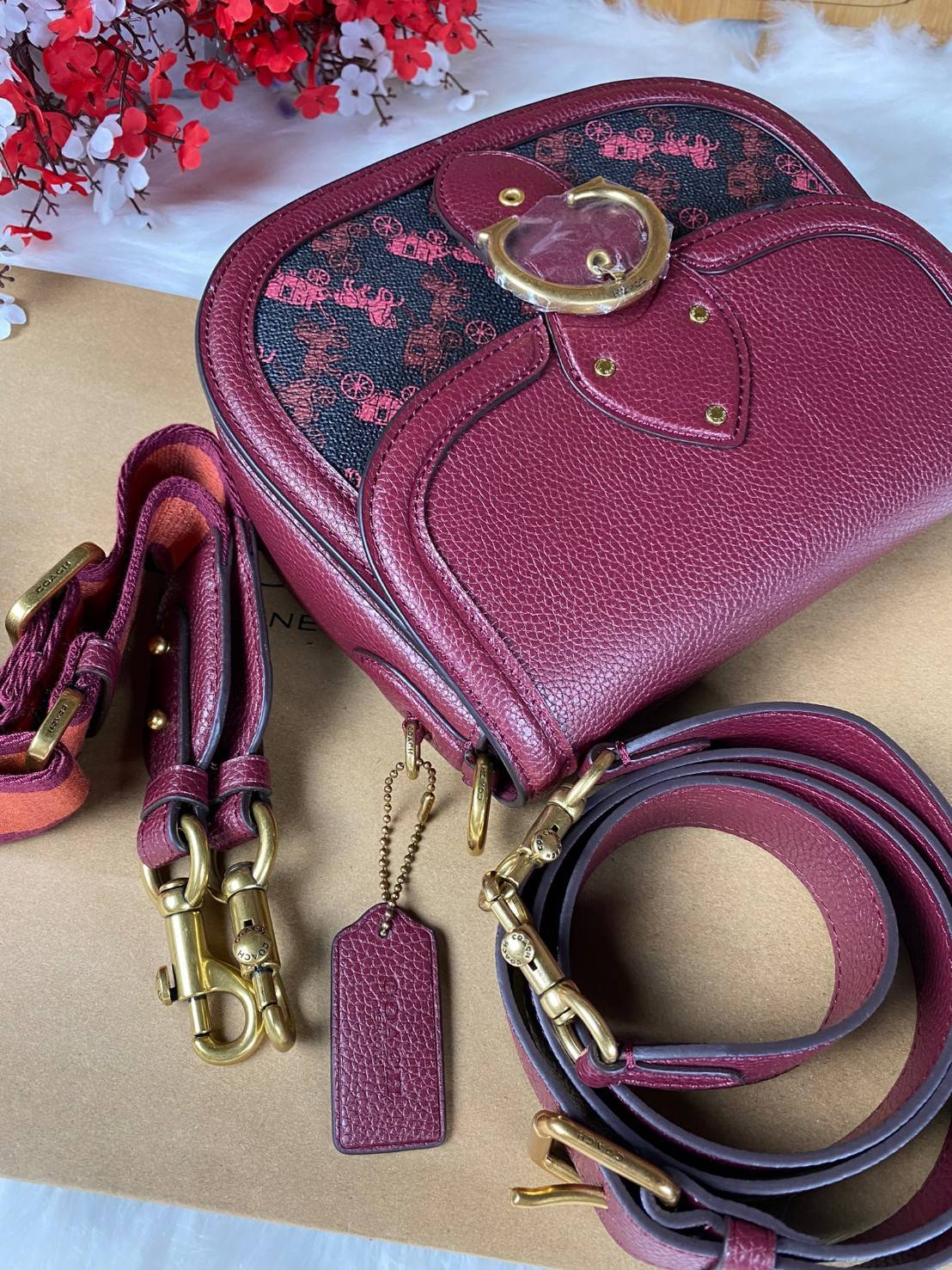 COACH BEAT SADDLE BAG WITH HORSE AND CARRIAGE C0747 ฮอตไฟลุก! สีหายาก ละมุนคุณหนู คอลเลคชั่นใหม่ ดีไซน์หรูหรา พิเศษมากๆมาพร้อมสายสะพาย 2 เส้น ใช้คู่กันหรือแยกสะพายก็สวยครบสูตร กระเป๋าสะพายทรง saddle คลาสสิค เปิด-ปิดด้วยกระดุมแน่นหนา ภายในเป็นช่องโล่ง ใส่ข