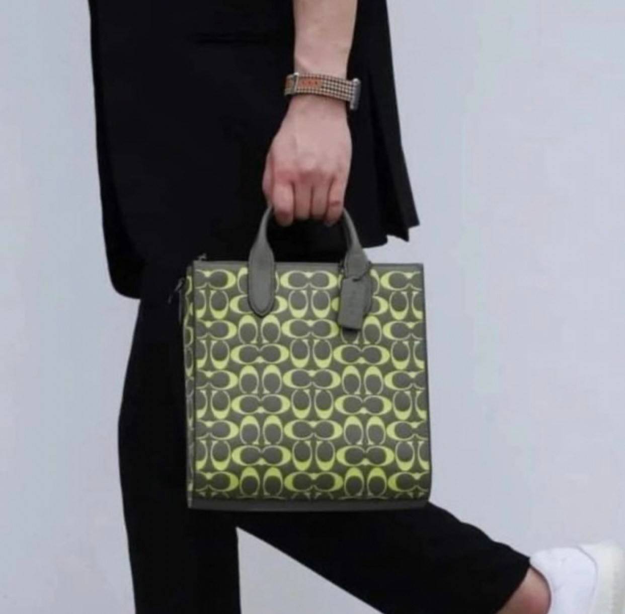 COACH COLORFUL GOTHAM TOTE SIGNATURE ((CA814)) รุ่นนี้ใช้ได้ทั้งผู้ชายและผู้หญิง ขนาดกลางๆกำลังสวยเลยค่ะ ใหม่ล่าสุด ก่อนใคร! กับกระเป๋าที่รังสรรค์สีออกมาได้สดใส เรียกได้ว่าจัดเต็มในเรื่องสีมีเดียวค่ะ หนังแท้ ลายหนังสวย บวกกับโลโก้แบรนด์ทั้งใบที่ลงลายสีได้