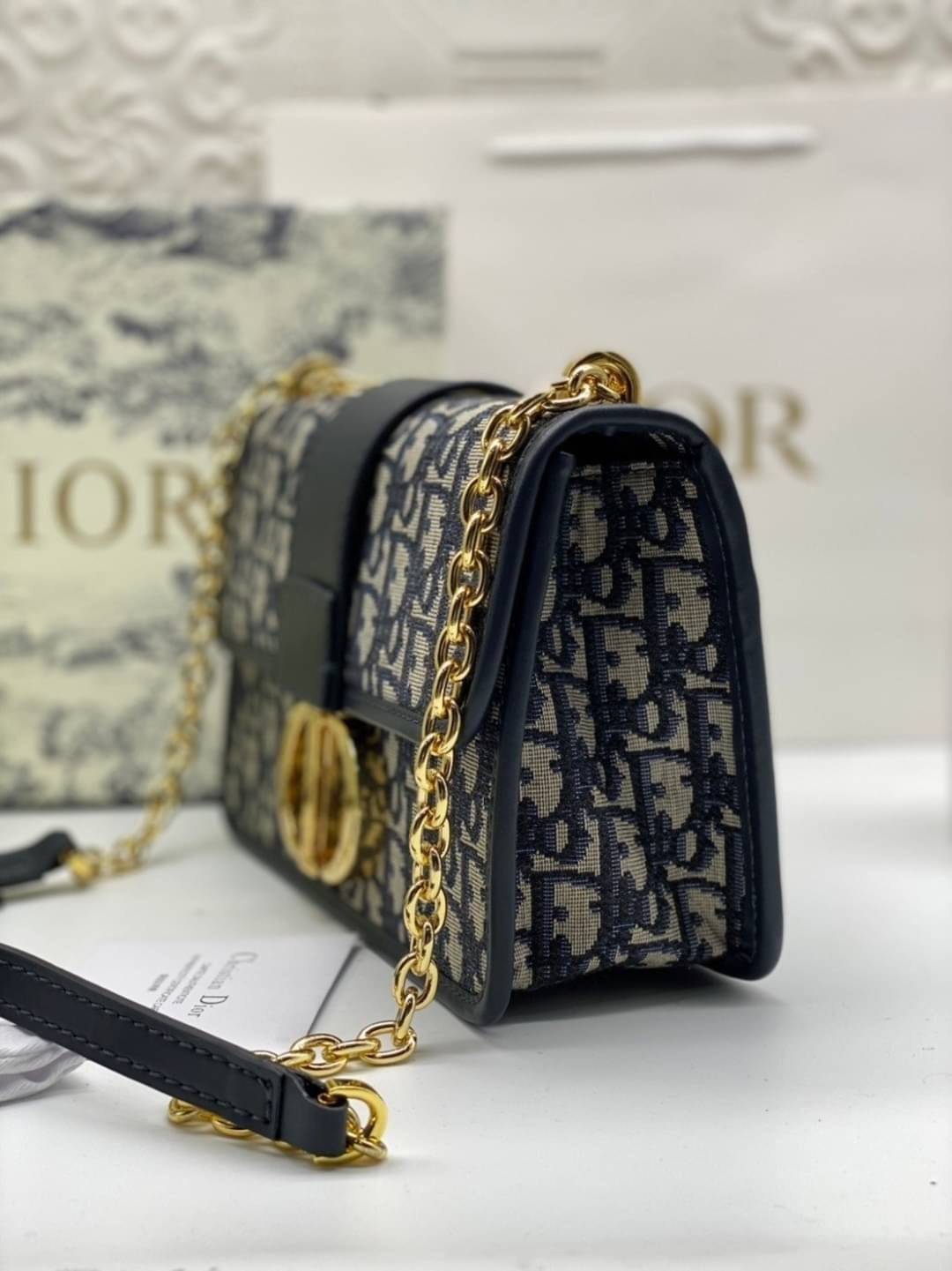 หนังแท้ CHRISTIAN DIOR 30 MONTAIGNE BAG Oblique Jacquard เอกลักษณ์ของความหรู น้ำหนักเบา ไอเท็มหายาก!! Best seller!! ยกให้น้องเลย!! ดีไซน์เรียบหรูในความเป็นเอกลักษณ์ ใช้งานง่าย สะดวก ได้ทุกโอกาส แนะนำเป็น everyday bag ติดตัวไว้เลยจ้าสาวๆ พร้อมส่งที่ไทย ภาพ