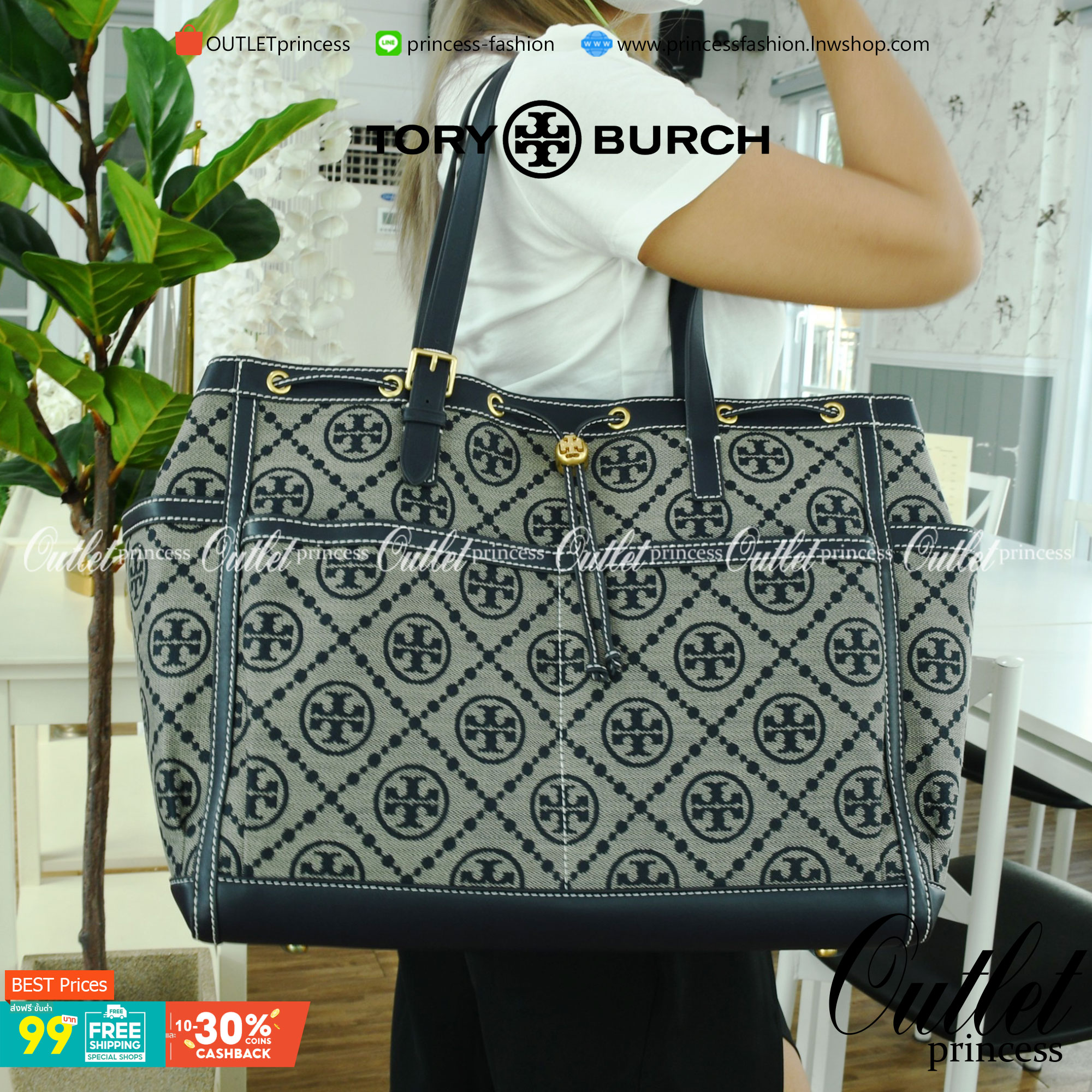 OUTLET 】TORY T MONOGRAM JACQUARD WFH TOTE กระเป๋าถือหรือสะพายไหล่ วัสดุ Canvas ปักษ์ลายแบรนด์ อะไหล่ทองสวยหรู น้ำหนักเบา จุของได้เยอะ ด้านหน้ามีกระเป๋าเล็ก2ช่อง ด้านหลัง2ช่อง ด้านในโล่ง มีช่องใหญ่1ช่อง ช่องเล็ก1ช่อง และอีก1ช่องซิป ใบใหญ่ Size XL ใส่เสื้อผ