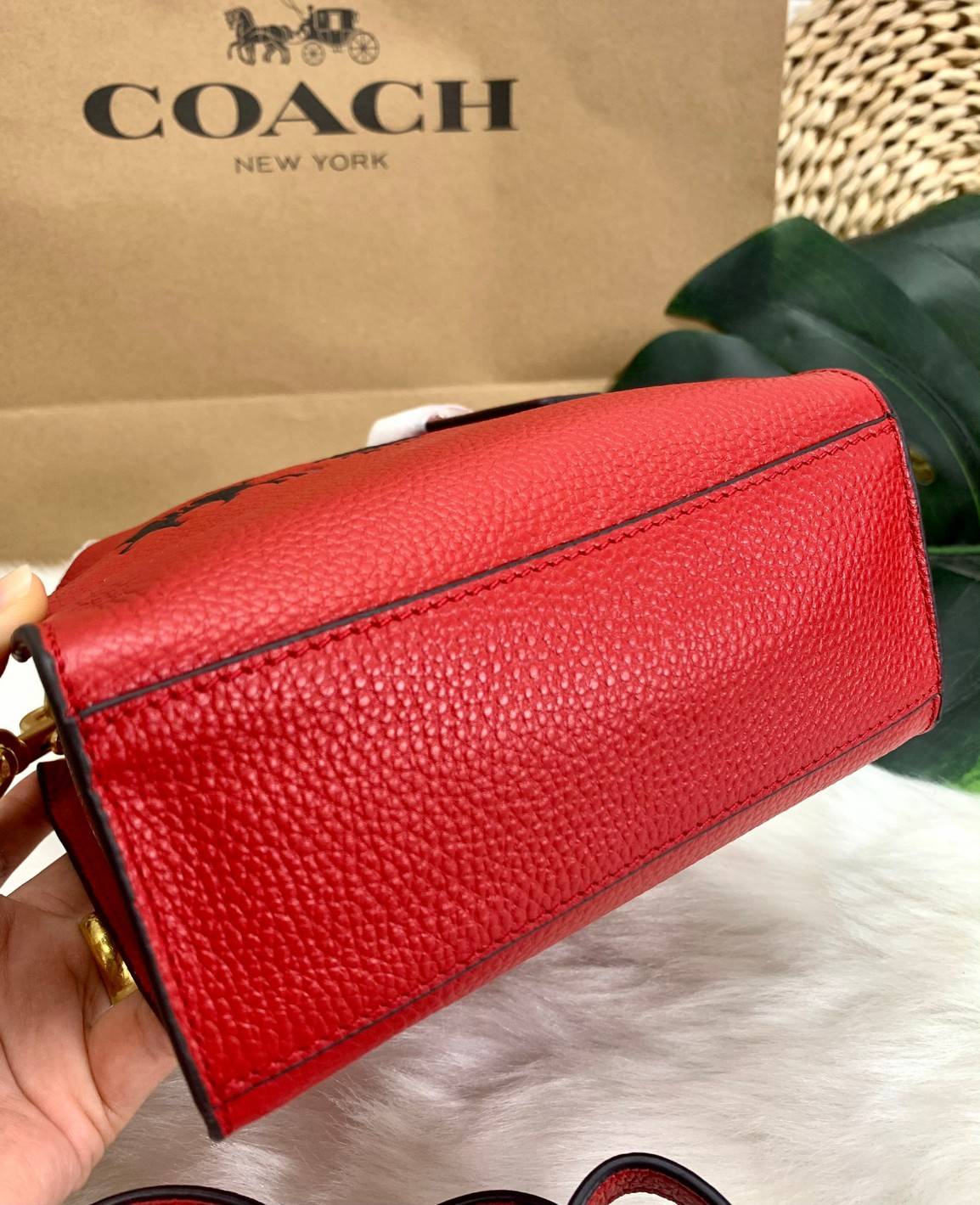 COACH MINI CALLY CROSSBODY IN SIGNATURE ((3599, 2184, 5693, 2134, 2183)) พร้อมส่งที่ไทยทันที! กระเป๋าสะพายครอสบอดี้ร์ กระเป๋าครอสบอดี้โท้ทมินิไซส์ รุ่นใหม่สุดฮอต!! ใบจริงคือน่ารักม้ากกกก!! สวยอยู่ทรง น่ารักน่าใช้ ทรงTote ปากกระเป๋าเปิดปิดแบบแม่เหล็ก ภายใน