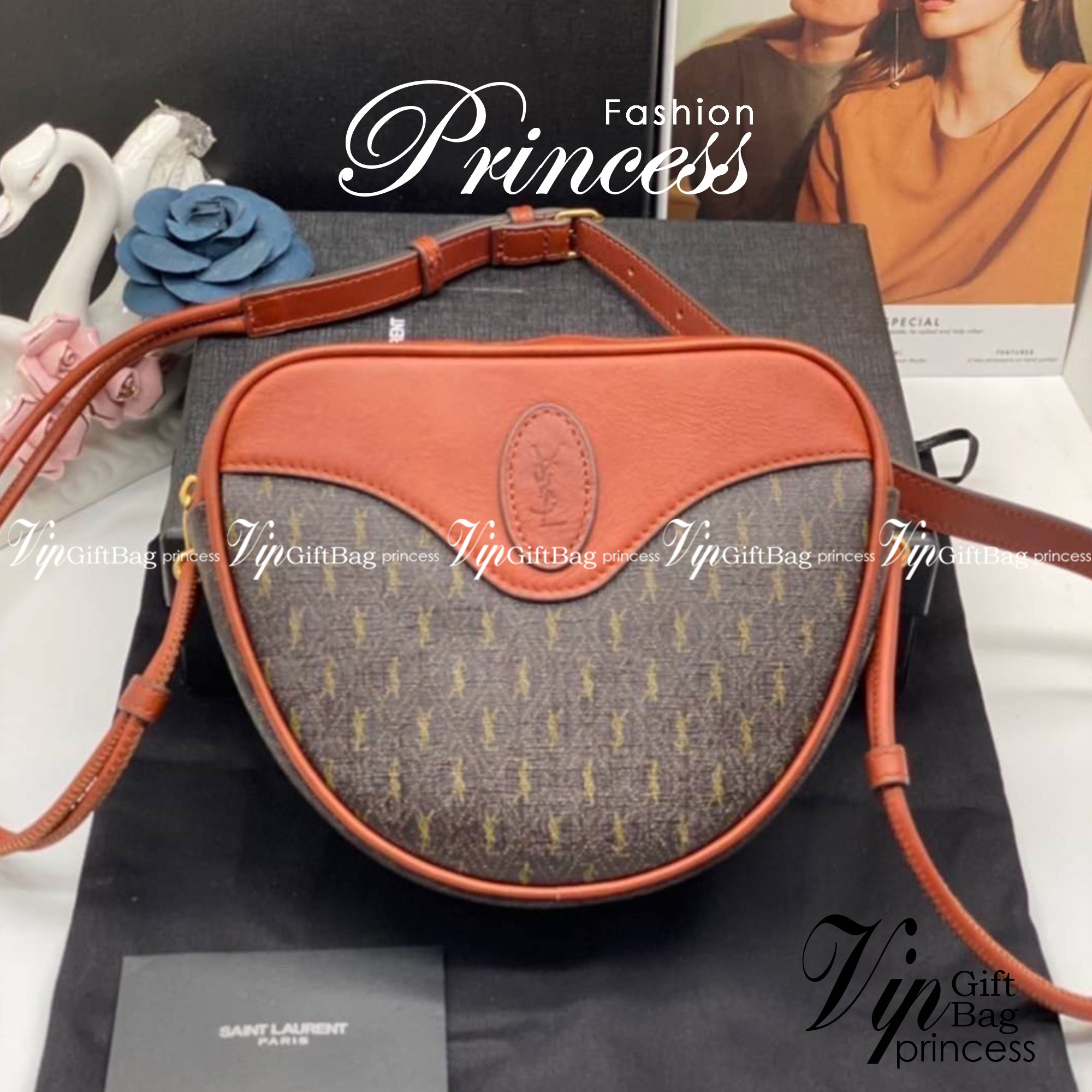 ORI SAINT LAURENT Leather-Trimmed Monogrammed Coated-Canvas Messenger Bag / YSL Messenger Bag เกรดออริจินอล หนังแท้ ใช้งานต่างประเทศได้ ภาพถ่ายจากงานขายจริง กระเป๋าสะพายสไตล์วินเทจ งานหนังแท้สวย โทนสีผู้ดีมากค่ะ ภายในโล่งจะสะพายไหล่ CROSSBODY ก็ดูดี สินค้