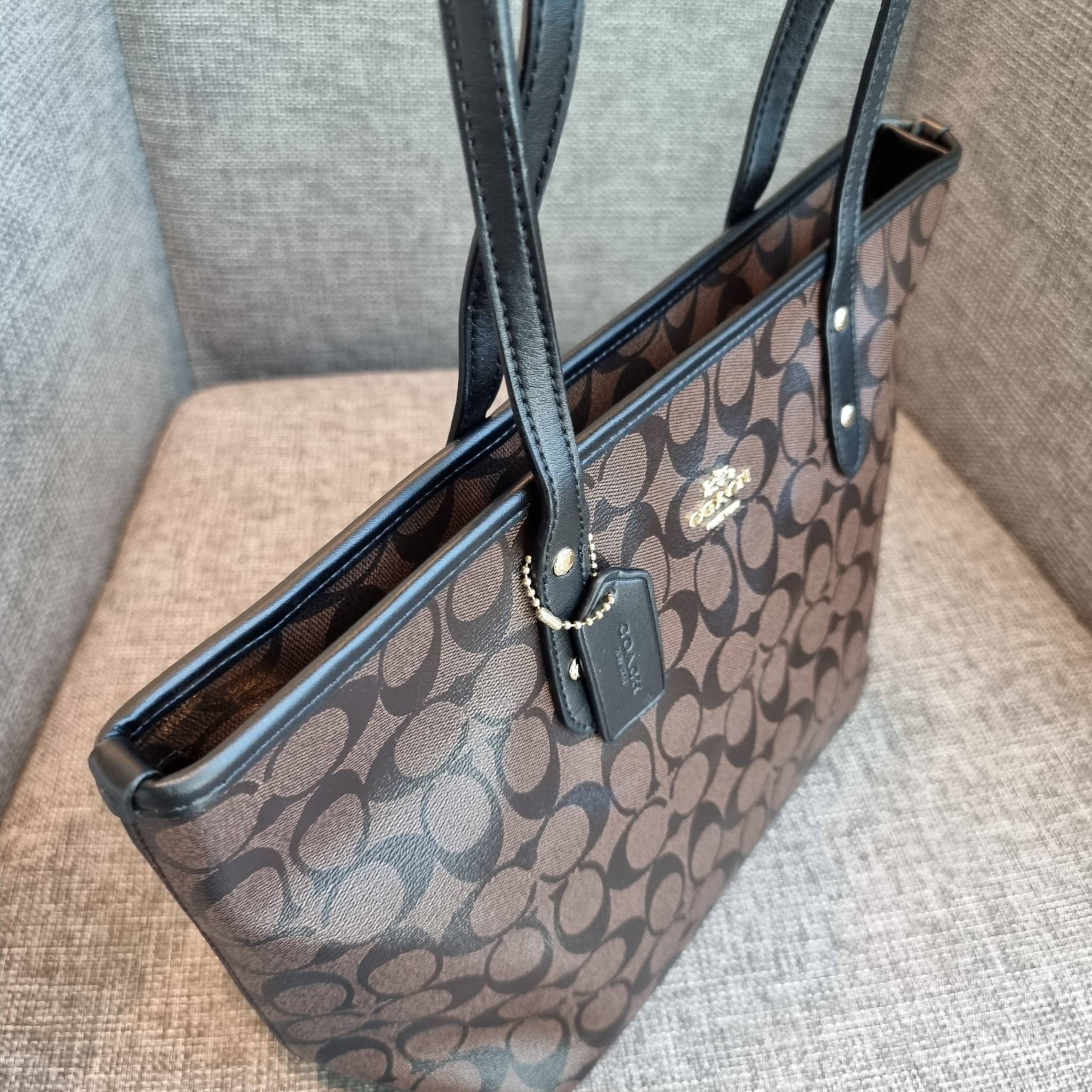 OUTLET 】COACH F58292 CITY ZIP TOTE IN SIGNATURE 16" รุ่นขายดี!! ไซส์ใหญ่ สีสวยมาให้แบบจัดเต็ม!! กระเป๋าถือทรงโท้ทใบใหญ่ สวยน่าใช้ทุกสี สะพายคล้องไหล่ได้เก๋ๆ จุของแน่นๆไปเลยจ้า!! วัสดุหนังแคนวาสคุณภาพ ปากกระเป๋าเปิด-ปิดด้วยซิป กันของหล่นได้ ถือไปไหนก็