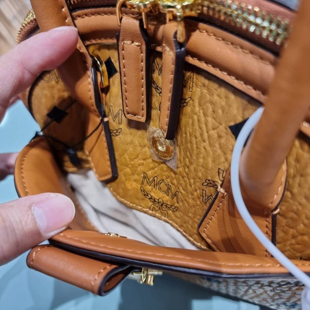 M.C.M SMALL ANNA TOTE คอลเลคชั่นใหม่ดีไซน์ไม่ซ้ำใคร รุ่นนี้เป็น seasonal หายากไปอีก กระเป๋าถือ/สะพายข้าง ทรงยูนีคโดดเด่น น่าใช้ หูจับในตัวมาพร้อมสายรัดเก็บ วัสดุหนังแคนวาสคุณภาพดี ตกแต่งตัวกดล็อคเอกลักษณ์ เปิด-ปิดด้วยซิป ภายในเป็นช่องโล่ง ใส่ของได้สบายๆ ต