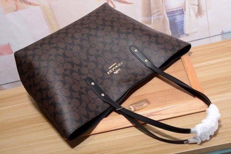 รุ่นยอดนิยม COACH TOWNTOTE IN SIGNATURE CANVAS F76636 กลับใช้ได้ทั้งสองด้าน ใบขนาดใหญ่จุใจ ใส่ของได้เยอะมากกก เป็นรุ่นที่สวยตลอดกาล ควรมีติดตู้ไว้เลยค่าา